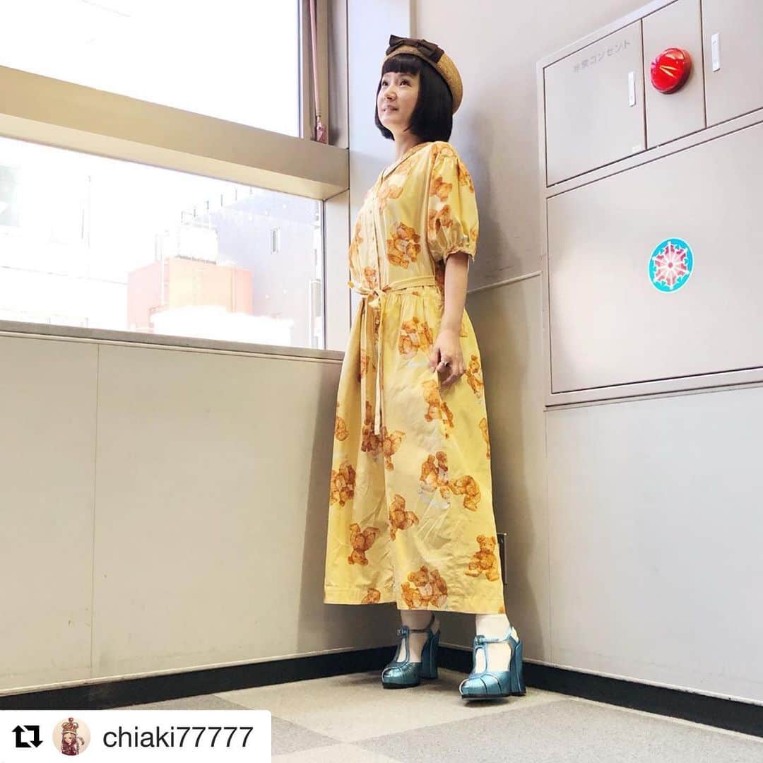 大瀧彩乃さんのインスタグラム写真 - (大瀧彩乃Instagram)「・ 自分が着たことのないブランドでもいろんなお洋服に昔から興味があるから、今この仕事で少しでも活かせてるのは全て19歳の下北沢で過ごした1年が濃かったからだと思う。 もっと勉強したいことがたくさんだなーー。  千秋さん、クマお似合いです🐻🐻❤️ #80s #oldpinkhouse #fendi #stylingbyme  #Repost @chiaki77777 ・・・ 大好きなくま柄のオールドピンクハウス🧸❤️ 共演者の女の子たちが「可愛い、どこの服ですか？」と質問してくれる中、勝俣さんだけが即答「カネコの？」さすが。「昔、衣装で着てた」 やっぱり昔流行ったDCブランド、好きだなあ。 そしてスタイリストさんがFENDIの靴を買ってくれてた。嬉しい😆👠💕 ・ #オールドピンクハウス #oldpinkhouse #ピンクハウス #pinkhouse #フェンディ #fendi #クマ柄 #テディベア柄 #🧸 #アッコにおまかせ #古着 #勝俣州和」6月21日 8時22分 - _ayanootaki_