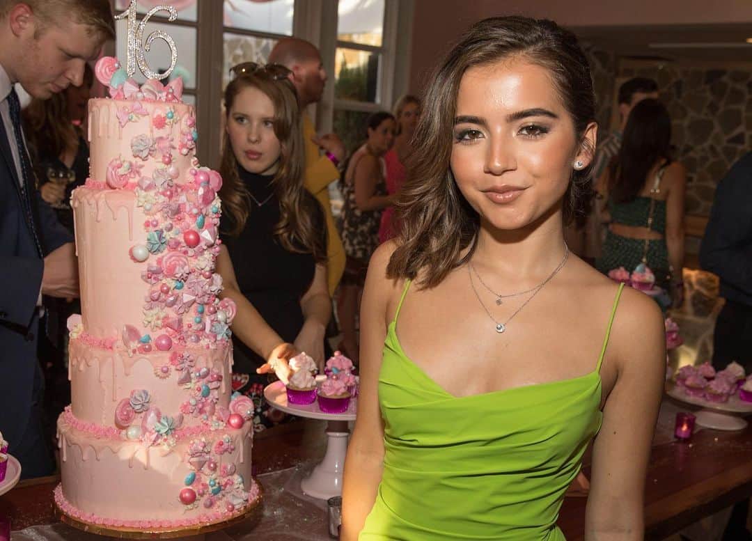 Teen Vogueさんのインスタグラム写真 - (Teen VogueInstagram)「We had a #Sweet16 to remember this week in #Austin! Swipe to see pics 👉 and thank you to all who came out. 💖 @lightboxjewelry #lightboxjewelry」6月21日 8時23分 - teenvogue
