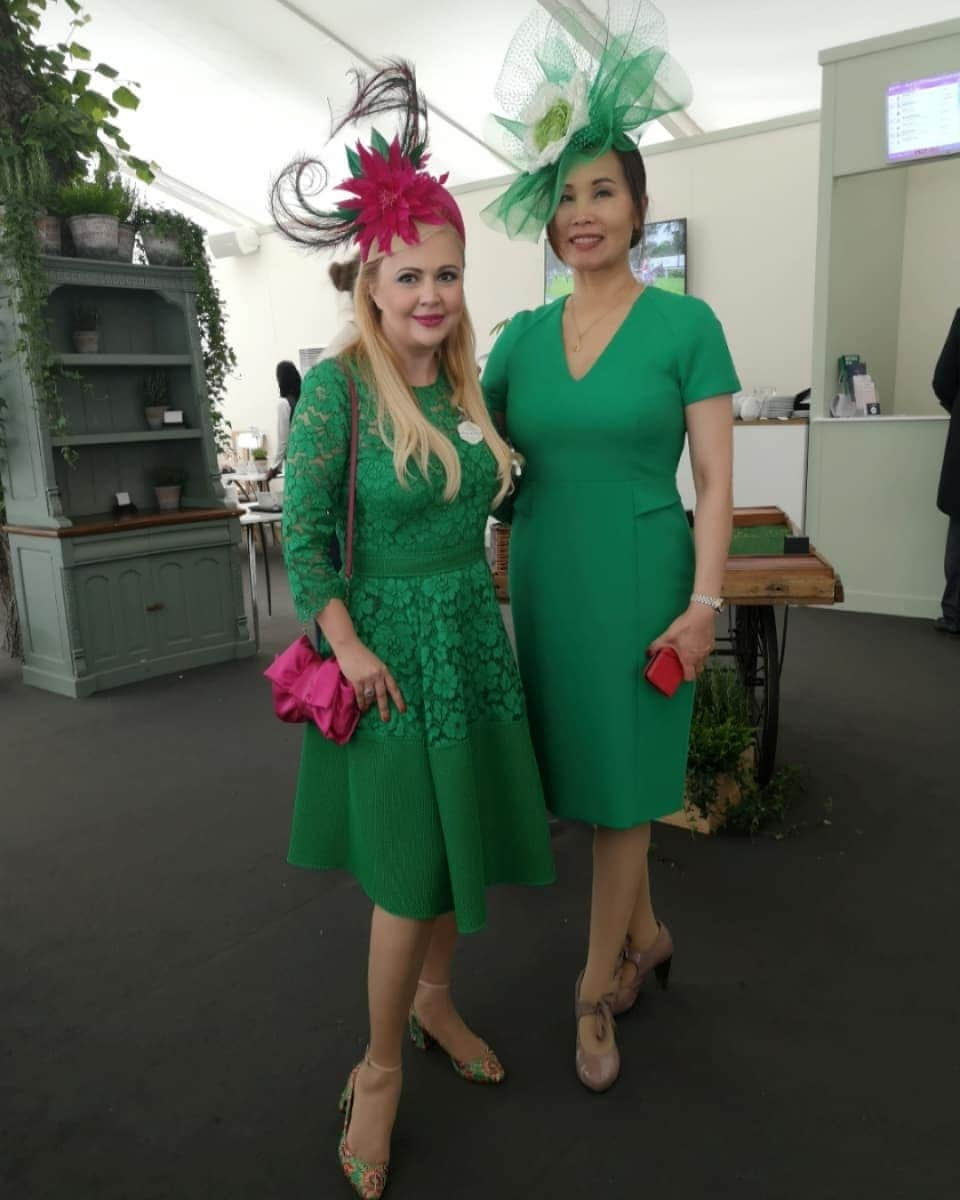 アンナ＝マリア・ガロヤンさんのインスタグラム写真 - (アンナ＝マリア・ガロヤンInstagram)「Royal Ascot Ladies Day is one of the most glamorous occasions in the British social calendar. Green is a cool color that symbolizes nature and the natural world. Green also represents tranquility, good luck and health.💚🏇🌺🏇💚 . PS! Great minds think alike! Catch the color coordination. 😉 . PPS! MUAH courtesy💋 @threadsandco256 .  #royalascotraces #summertradition #royalascotladiesday #royalascotladiesday2019 #britishtradition #fromyeartoyear #racingfashion  #livelovelondon #royalascotfashion  #royalascot2019  #royalascot #royalascotmakeup #ascotstyle #royalascot2019 #royalascotmillinerycollective」6月21日 8時23分 - annamariagalojan