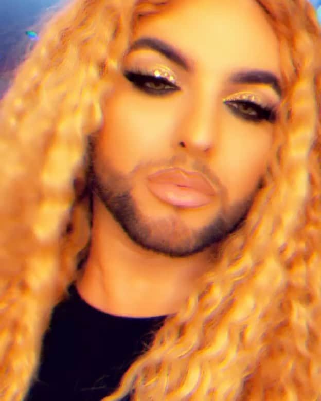 A riel D iazのインスタグラム：「Last nights mug using @toofaced ‘praline’ born this way Foundation & ‘nude’ Concealer. @patmcgrathreal mothership v palette & @milkmakeup boss liner and kush mascara on the eyes. @tomford sable smoke on the lips✨」