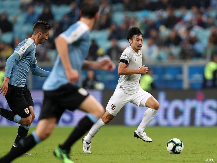 日本サッカー協会さんのインスタグラム写真 - (日本サッカー協会Instagram)「📸Match Photos #SAMURAIBLUE は現地時間6月20日(木)、CONMEBOLコパアメリカブラジル2019でウルグアイ代表とArena do Gremio（ポルトアレグレ）にて対戦。優勝候補の一角と目される相手に序盤から一歩も引かないゲームを展開。激しい打ち合いの末に、2-2の引き分けとなりました。 ・ この日は40年にわたってJFA国際委員を務め、日本と南米との橋渡し役として活躍された北山朝徳さんのご逝去を受け、喪章を付けて試合に臨みました。試合後、森保監督は「今日こうしてコパアメリカという素晴らしい大会に参加できるのも、北山さんが日本と南米を結び付けてくださったから。ご冥福をお祈りするとともに感謝の意を表します」と語りました。 ・  グループステージ突破の懸かる次戦は中3日を経た24日(月)20時（日本時間25日8時）から、エクアドル代表との対戦となります。 ・ GK 1 #川島永嗣 DF 2 #杉岡大暉 DF 4  #板倉滉 DF 5 #植田直通 DF 16 #冨安健洋 DF 19 #岩田智輝 →87'DF 22 #立田悠悟 MF 7 #柴崎岳 (Cap.) MF 10 #中島翔哉  MF 11 #三好康児 →83'MF 21 #久保建英 MF 20 #安部裕葵 →67'FW 13 #上田綺世 FW	18 #岡崎慎司 ・ #jfa #daihyo #コパアメリカ﻿ ・﻿ ――――――――――――――――――﻿ CONMEBOLコパアメリカブラジル2019﻿ 6/18 0-4 チリ🇨🇱 6/21 2-2 ウルグアイ🇺🇾 6/25 08:00　vsエクアドル🇪🇨 ※すべて日本時間﻿ 👉大会情報はJFA.jpへ﻿ ――――――――――――――――――」6月21日 19時29分 - japanfootballassociation