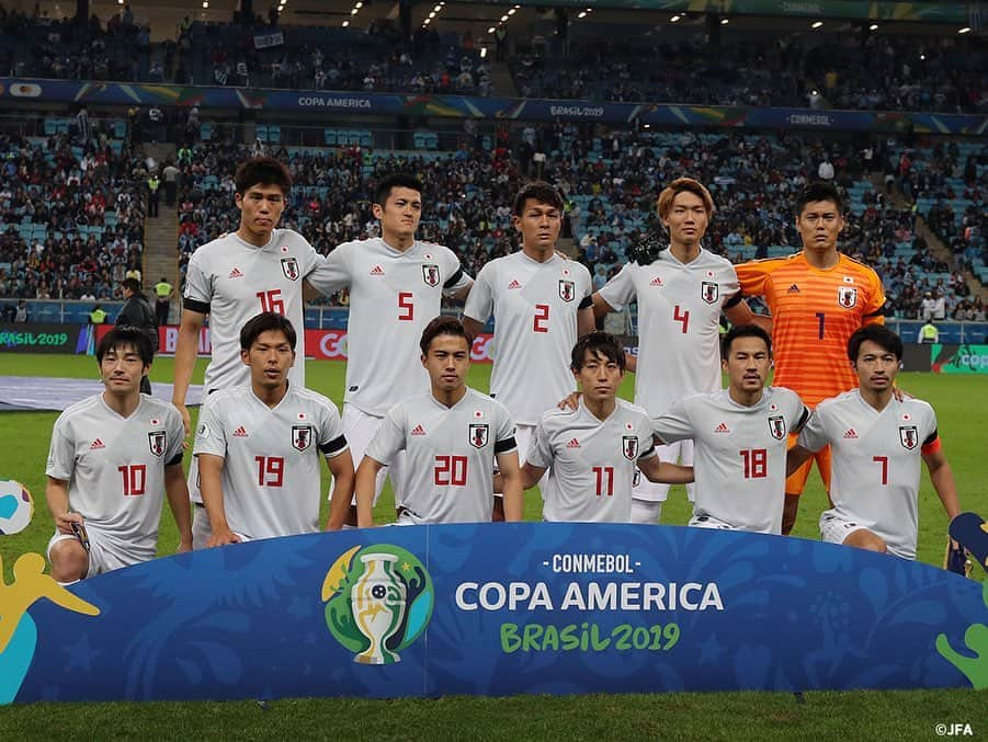 日本サッカー協会さんのインスタグラム写真 - (日本サッカー協会Instagram)「📸Match Photos #SAMURAIBLUE は現地時間6月20日(木)、CONMEBOLコパアメリカブラジル2019でウルグアイ代表とArena do Gremio（ポルトアレグレ）にて対戦。優勝候補の一角と目される相手に序盤から一歩も引かないゲームを展開。激しい打ち合いの末に、2-2の引き分けとなりました。 ・ この日は40年にわたってJFA国際委員を務め、日本と南米との橋渡し役として活躍された北山朝徳さんのご逝去を受け、喪章を付けて試合に臨みました。試合後、森保監督は「今日こうしてコパアメリカという素晴らしい大会に参加できるのも、北山さんが日本と南米を結び付けてくださったから。ご冥福をお祈りするとともに感謝の意を表します」と語りました。 ・  グループステージ突破の懸かる次戦は中3日を経た24日(月)20時（日本時間25日8時）から、エクアドル代表との対戦となります。 ・ GK 1 #川島永嗣 DF 2 #杉岡大暉 DF 4  #板倉滉 DF 5 #植田直通 DF 16 #冨安健洋 DF 19 #岩田智輝 →87'DF 22 #立田悠悟 MF 7 #柴崎岳 (Cap.) MF 10 #中島翔哉  MF 11 #三好康児 →83'MF 21 #久保建英 MF 20 #安部裕葵 →67'FW 13 #上田綺世 FW	18 #岡崎慎司 ・ #jfa #daihyo #コパアメリカ﻿ ・﻿ ――――――――――――――――――﻿ CONMEBOLコパアメリカブラジル2019﻿ 6/18 0-4 チリ🇨🇱 6/21 2-2 ウルグアイ🇺🇾 6/25 08:00　vsエクアドル🇪🇨 ※すべて日本時間﻿ 👉大会情報はJFA.jpへ﻿ ――――――――――――――――――」6月21日 19時29分 - japanfootballassociation