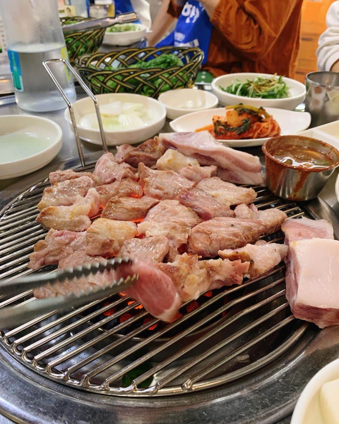 江野沢愛美さんのインスタグラム写真 - (江野沢愛美Instagram)「チェジュといえば有名なのは 黒豚！！！ ソウルでは食べられない程分厚いサムギョプサルが食べられます！ 必ず待つ程有名なお店で食べて、 ほんんんんんんとにビックリするくらいおいしかった。 こんな分厚いのに固くなくてずっと食べられた😂 #돈사돈 #チェジュ島 #チェジュ島グルメ #サムギョプサル #삽겹살」6月21日 19時21分 - enosawa_manami