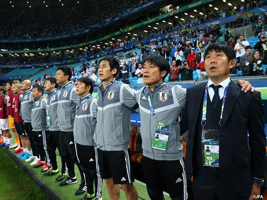 日本サッカー協会さんのインスタグラム写真 - (日本サッカー協会Instagram)「📸Match Photos #SAMURAIBLUE は現地時間6月20日(木)、CONMEBOLコパアメリカブラジル2019でウルグアイ代表とArena do Gremio（ポルトアレグレ）にて対戦。優勝候補の一角と目される相手に序盤から一歩も引かないゲームを展開。激しい打ち合いの末に、2-2の引き分けとなりました。 ・ この日は40年にわたってJFA国際委員を務め、日本と南米との橋渡し役として活躍された北山朝徳さんのご逝去を受け、喪章を付けて試合に臨みました。試合後、森保監督は「今日こうしてコパアメリカという素晴らしい大会に参加できるのも、北山さんが日本と南米を結び付けてくださったから。ご冥福をお祈りするとともに感謝の意を表します」と語りました。 ・  グループステージ突破の懸かる次戦は中3日を経た24日(月)20時（日本時間25日8時）から、エクアドル代表との対戦となります。 ・ GK 1 #川島永嗣 DF 2 #杉岡大暉 DF 4  #板倉滉 DF 5 #植田直通 DF 16 #冨安健洋 DF 19 #岩田智輝 →87'DF 22 #立田悠悟 MF 7 #柴崎岳 (Cap.) MF 10 #中島翔哉  MF 11 #三好康児 →83'MF 21 #久保建英 MF 20 #安部裕葵 →67'FW 13 #上田綺世 FW	18 #岡崎慎司 ・ #jfa #daihyo #コパアメリカ﻿ ・﻿ ――――――――――――――――――﻿ CONMEBOLコパアメリカブラジル2019﻿ 6/18 0-4 チリ🇨🇱 6/21 2-2 ウルグアイ🇺🇾 6/25 08:00　vsエクアドル🇪🇨 ※すべて日本時間﻿ 👉大会情報はJFA.jpへ﻿ ――――――――――――――――――」6月21日 19時23分 - japanfootballassociation