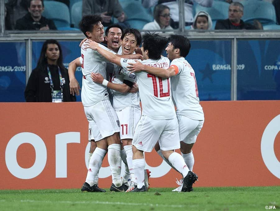 日本サッカー協会さんのインスタグラム写真 - (日本サッカー協会Instagram)「📸Match Photos #SAMURAIBLUE は現地時間6月20日(木)、CONMEBOLコパアメリカブラジル2019でウルグアイ代表とArena do Gremio（ポルトアレグレ）にて対戦。優勝候補の一角と目される相手に序盤から一歩も引かないゲームを展開。激しい打ち合いの末に、2-2の引き分けとなりました。 ・ この日は40年にわたってJFA国際委員を務め、日本と南米との橋渡し役として活躍された北山朝徳さんのご逝去を受け、喪章を付けて試合に臨みました。試合後、森保監督は「今日こうしてコパアメリカという素晴らしい大会に参加できるのも、北山さんが日本と南米を結び付けてくださったから。ご冥福をお祈りするとともに感謝の意を表します」と語りました。 ・  グループステージ突破の懸かる次戦は中3日を経た24日(月)20時（日本時間25日8時）から、エクアドル代表との対戦となります。 ・ GK 1 #川島永嗣 DF 2 #杉岡大暉 DF 4  #板倉滉 DF 5 #植田直通 DF 16 #冨安健洋 DF 19 #岩田智輝 →87'DF 22 #立田悠悟 MF 7 #柴崎岳 (Cap.) MF 10 #中島翔哉  MF 11 #三好康児 →83'MF 21 #久保建英 MF 20 #安部裕葵 →67'FW 13 #上田綺世 FW	18 #岡崎慎司 ・ #jfa #daihyo #コパアメリカ﻿ ・﻿ ――――――――――――――――――﻿ CONMEBOLコパアメリカブラジル2019﻿ 6/18 0-4 チリ🇨🇱 6/21 2-2 ウルグアイ🇺🇾 6/25 08:00　vsエクアドル🇪🇨 ※すべて日本時間﻿ 👉大会情報はJFA.jpへ﻿ ――――――――――――――――――」6月21日 19時23分 - japanfootballassociation