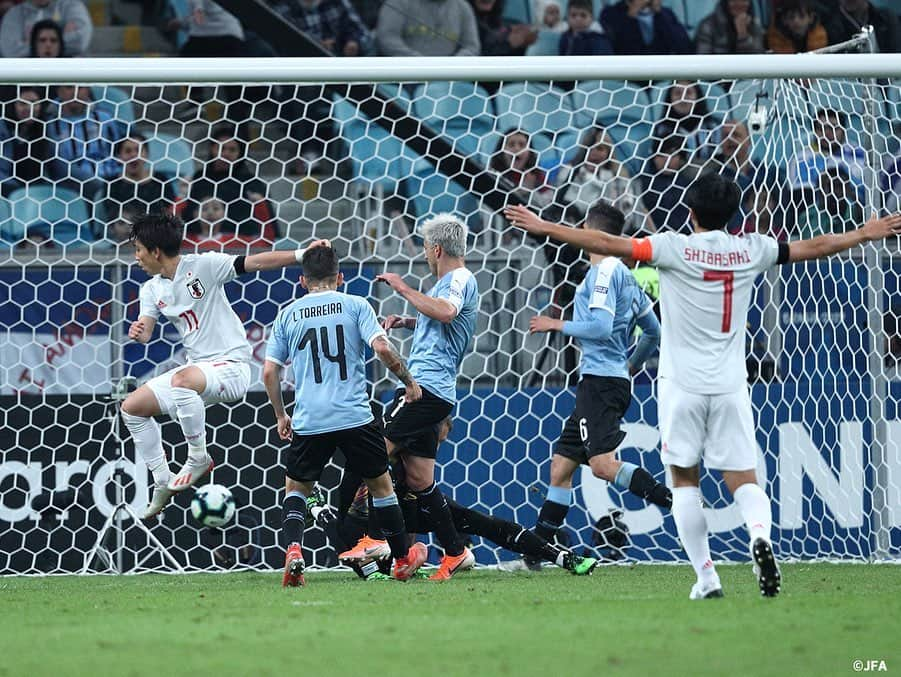 日本サッカー協会さんのインスタグラム写真 - (日本サッカー協会Instagram)「📸Match Photos #SAMURAIBLUE は現地時間6月20日(木)、CONMEBOLコパアメリカブラジル2019でウルグアイ代表とArena do Gremio（ポルトアレグレ）にて対戦。優勝候補の一角と目される相手に序盤から一歩も引かないゲームを展開。激しい打ち合いの末に、2-2の引き分けとなりました。 ・ この日は40年にわたってJFA国際委員を務め、日本と南米との橋渡し役として活躍された北山朝徳さんのご逝去を受け、喪章を付けて試合に臨みました。試合後、森保監督は「今日こうしてコパアメリカという素晴らしい大会に参加できるのも、北山さんが日本と南米を結び付けてくださったから。ご冥福をお祈りするとともに感謝の意を表します」と語りました。 ・  グループステージ突破の懸かる次戦は中3日を経た24日(月)20時（日本時間25日8時）から、エクアドル代表との対戦となります。 ・ GK 1 #川島永嗣 DF 2 #杉岡大暉 DF 4  #板倉滉 DF 5 #植田直通 DF 16 #冨安健洋 DF 19 #岩田智輝 →87'DF 22 #立田悠悟 MF 7 #柴崎岳 (Cap.) MF 10 #中島翔哉  MF 11 #三好康児 →83'MF 21 #久保建英 MF 20 #安部裕葵 →67'FW 13 #上田綺世 FW	18 #岡崎慎司 ・ #jfa #daihyo #コパアメリカ﻿ ・﻿ ――――――――――――――――――﻿ CONMEBOLコパアメリカブラジル2019﻿ 6/18 0-4 チリ🇨🇱 6/21 2-2 ウルグアイ🇺🇾 6/25 08:00　vsエクアドル🇪🇨 ※すべて日本時間﻿ 👉大会情報はJFA.jpへ﻿ ――――――――――――――――――」6月21日 19時23分 - japanfootballassociation