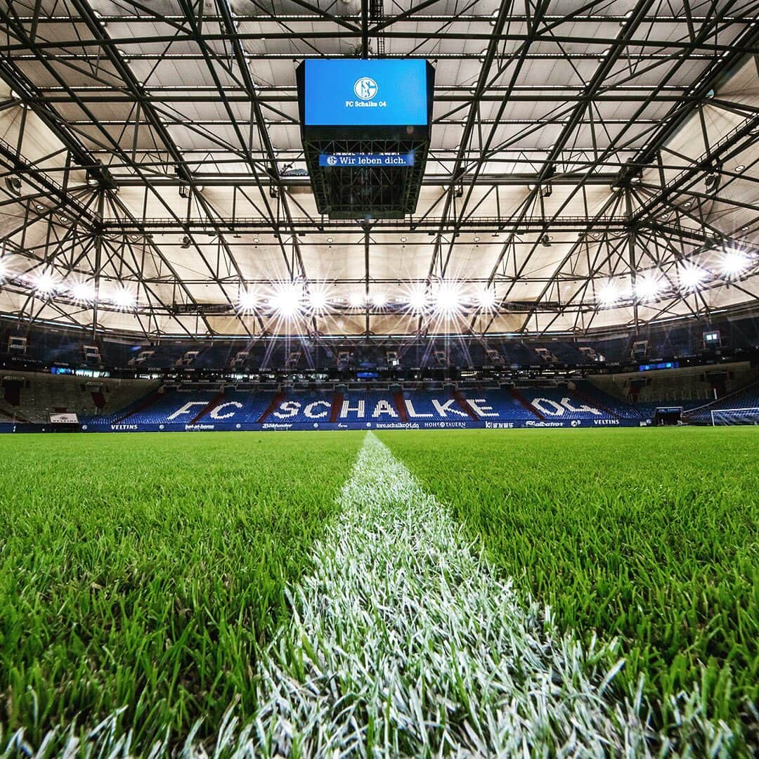 シャルケ04さんのインスタグラム写真 - (シャルケ04Instagram)「Oh how much we miss you! 💙 . . #Schalke #S04 @veltins_arena #BestStadiumEver #Donnerhalle #Knappen #RoyalBlues #Football #Soccer #Futbol #🔵⚪️」6月21日 19時23分 - s04