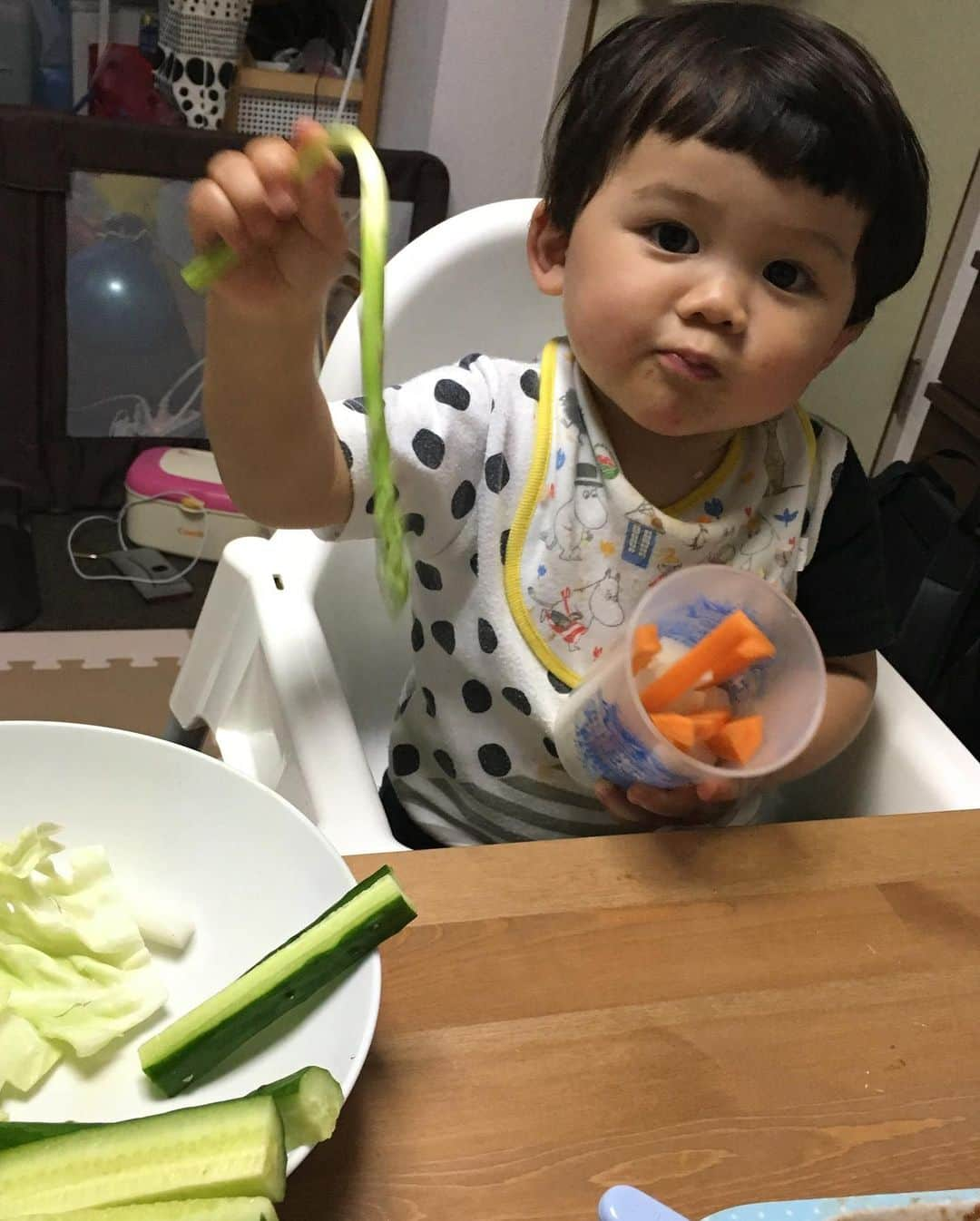 ゆみみさんのインスタグラム写真 - (ゆみみInstagram)「私の生野菜をコップに詰め込んで また皿に戻してまた詰め込んでの繰り返ししてる。。 #生野菜  #子育て日記 #育児 #育児日記 #子育てぐらむ #1歳4ヶ月 #息子 #令和元年 #ママ #ママリ #おやばか部#ママスタ #コドモノ #ママタス #コドモ #ママライフ #ママびより #ママリミニ #ママノコ  #子供」6月21日 19時26分 - yumimi76