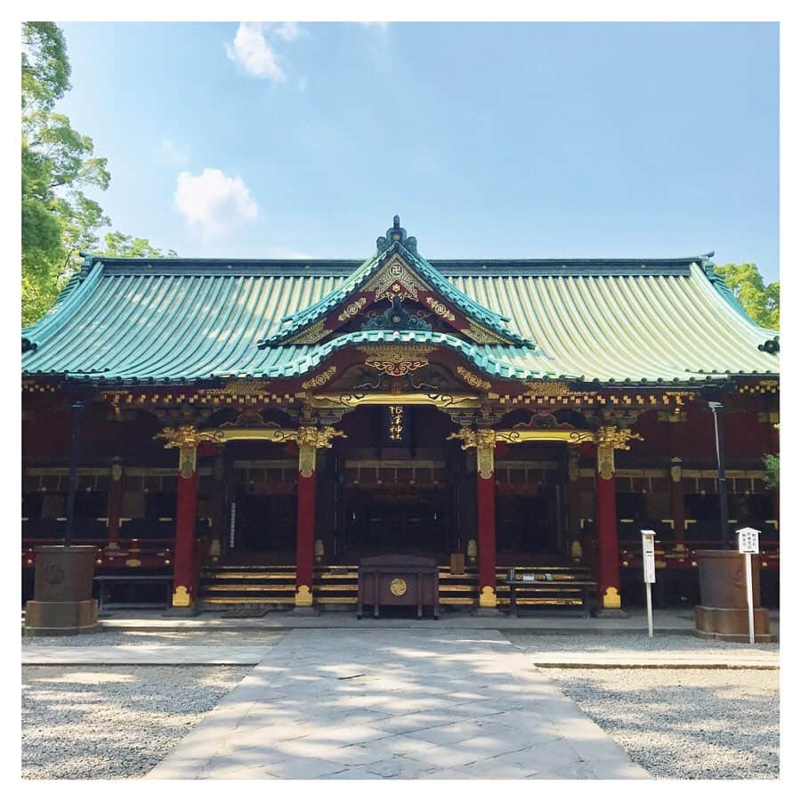 金城茉奈さんのインスタグラム写真 - (金城茉奈Instagram)「先日、根津神社に行ってきました⛩ 東京大学からも近く、文豪ゆかりの地だとか。 根津神社の境内にある、乙女稲荷神社には女性を守ってくれるお稲荷様が祀られているとのこと。乙女稲荷神社の参道にずらりと並んだ少し小ぶりの千本鳥居は邪気払いのパワースポットとも言われているそうで圧巻でした。 都会とは思えないくらいに自然豊かで静かな空間。ちょうど光も差していて緑と朱色がマッチして美しい空間でした。 東京にもこんなとこあるんですね！ 根津神社は、自分の殻が破れる神社とのことで私も、しっかりとお祈りをしてきました。 みなさんにもパワーよ届けっ！🙌🏻 下町散策にぜひ！根津神社に足を運んでみてはいかがでしょう(*'ω'*) #根津神社#乙女稲荷神社#乙女稲荷#神社#神社巡り#根津#根津#谷根千#東京#tokyo#パワースポット#千本鳥居#日本を感じよう」6月21日 19時27分 - mn75aa