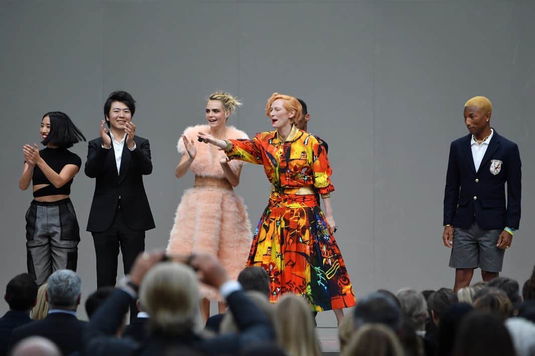 Vogue Parisさんのインスタグラム写真 - (Vogue ParisInstagram)「The “Karl For Ever” show featured emotional performances from the likes of Pharrell Williams who paid tribute to his friend via his music. Dancer Lil Buck also took to the stage and violinist Charlie Siem played Paganini, one of Lagerfeld’s mother’s favorite composers. Chinese pianist Lang Lang played Chopin on the grand piano drawn by Karl Lagerfeld for Steinway’s 150th anniversary, while Argentinian composer German Cornejo and his troupe of 17 tango artists and 7 musicians from Buenos Aires (Carlos Gardel was Karl Lagerfeld’s favorite singer and tango his favorite dance) also offered touching performances. #karllagerfeld」6月21日 19時27分 - voguefrance