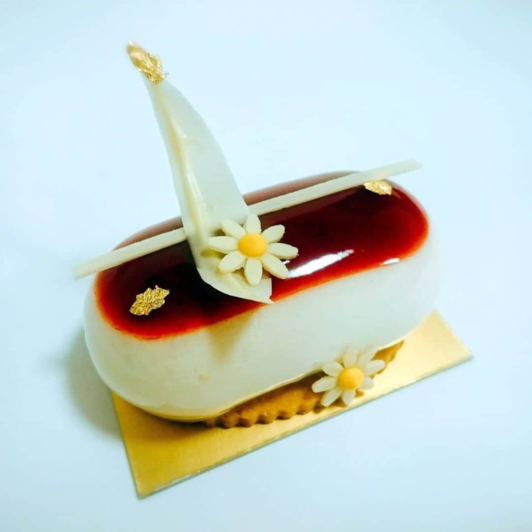 フランス大使館さんのインスタグラム写真 - (フランス大使館Instagram)「フランス西部ナントに日仏カップルが経営するパティスリーが誕生しました 🇫🇷🇯🇵！名古屋出身のパティシエ、サキさんがフランスの伝統菓子を再解釈。日仏両方の個性を取り入れた黒ゴマのマカロンや、メロンパンや食パンなどの日本の定番商品を置いているそう！ 📷 : @SakiCreationPatisserie Avis aux gourmands ! Une pâtisserie franco-japonaise a fait son apparition à #Nantes le mois dernier ! Originaire de Nagoya, la cheffe japonaise Saki revisite les classiques français mais propose également le fameux Melonpan et pain de mie japonais ! 📷 : @SakiCreationPatisserie」6月21日 18時01分 - ambafrancejp