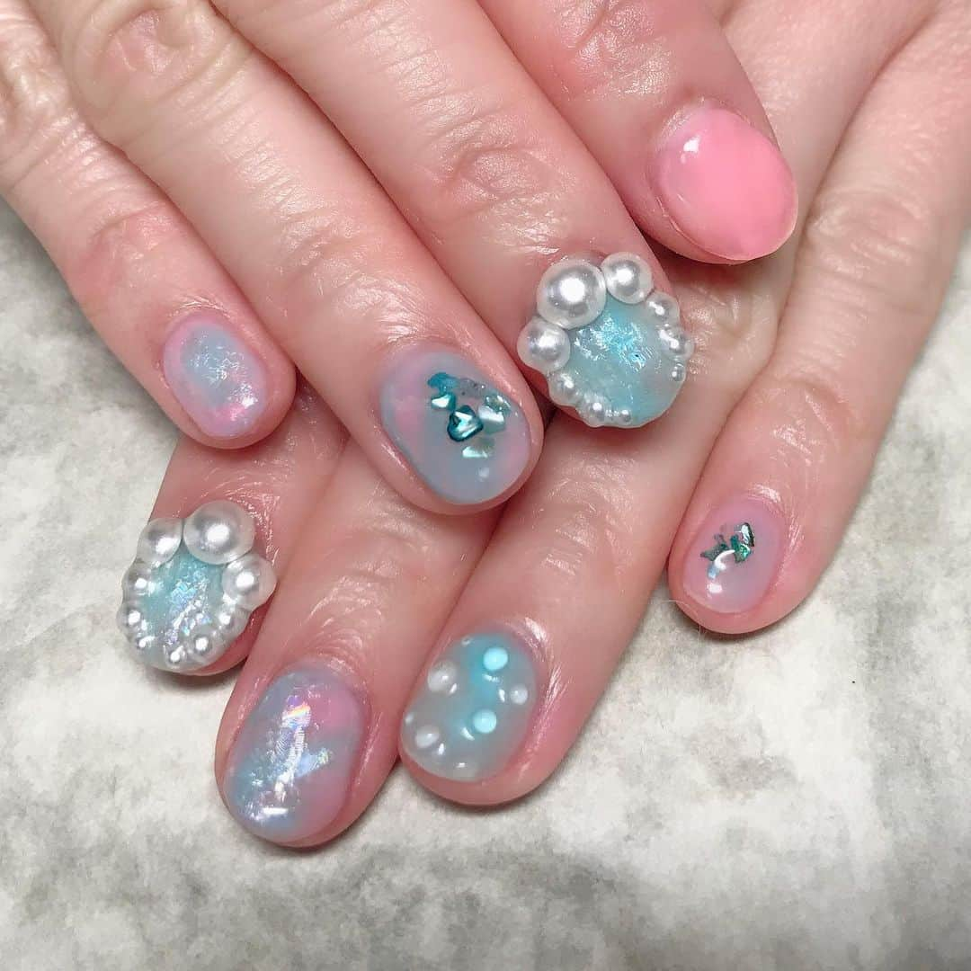 RinRinさんのインスタグラム写真 - (RinRinInstagram)「少し前のネイル〜💅🏻 @aaayyyaaa._ さんにAnna Sui のマーメイドコレクションコスメのテーマをお願いしました🧜🏻‍♀️🦋♪ すごく可愛くできた☺️💕 パールと玉虫色が特に好き〜✨いつもありがとう！ My nails from a while back~ 💅🏻 I asked @aaayyyaaa._ for nails inspired from Anna Sui’s Mermaid collection🧜🏻‍♀️🦋♪ it’s so beautiful~ I especially love the pearls and the subtle iridescent shine ✨ . . . #rinrindoll #rinrindollnails #sunnysideupnail #japanesenailsalon #japanesenailart #japanesenail #tokyonailsalon #japanesegelnails #gelnails #東京ネイルサロン #東京ネイル #ジェルネイル #summernails #summernailart #mermaidnails #マーメイドネイル #夏ネイル #サマーネイル」6月21日 18時02分 - rinrindoll