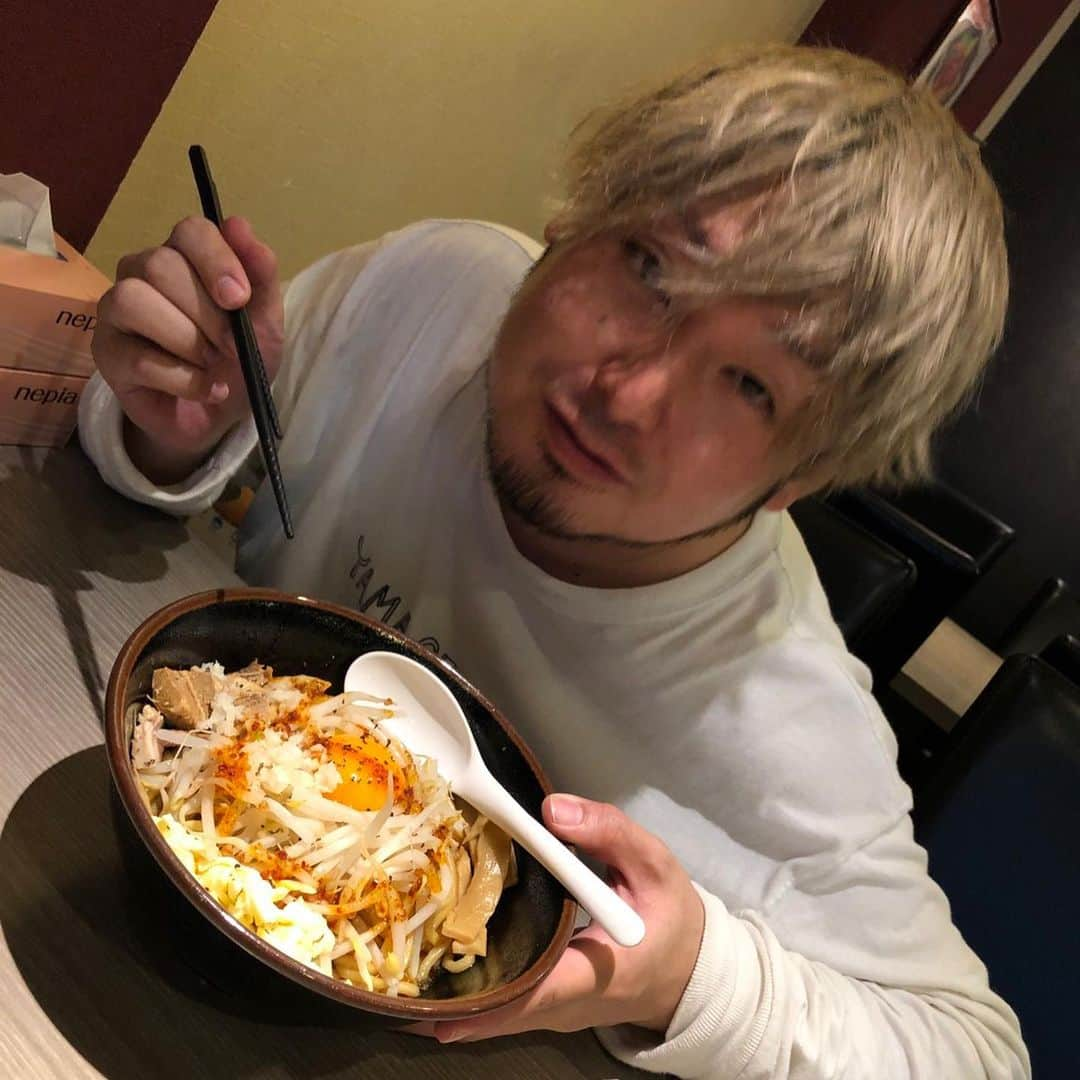 モリスさんのインスタグラム写真 - (モリスInstagram)「群馬でなりとしと歩いてたらストロベリームーンらしきものを見つけました」6月21日 18時02分 - surimooo