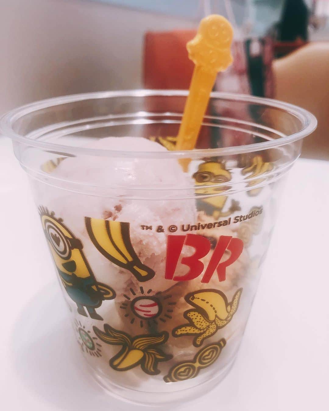 ぽこのインスタグラム：「サーティーワンのミニオン可愛い🍨💕 小学生の頃からベリーベリーストロベリーと、ジャモカアーモンドファッジのコンビから抜けられない😚  そして明日は鹿児島だよー！ 詳しい事は告知出来ないけど、配信されたらお知らせするね＼(^ω^)／ #サーティーワン #ミニオン」