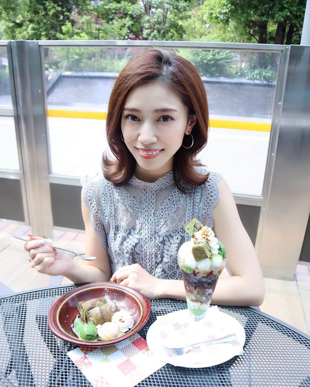 のインスタグラム：「* * デニーズにて期間限定で行われている 抹茶デザートフェアに行ってきました💚 * 京都宇治抹茶の一番茶葉のみを使用した 本格的な抹茶デザート。 * 私は ✔︎宇治抹茶のザ・サンデー ✔︎宇治抹茶のくるくるガレット を頂いたのですが、この色からも分かる通り本当に抹茶の味が濃厚😍！ * サンデーにはほうじ茶クリーム、ほうじ茶ゼリー、あずき、バニラアイス…などなど抹茶と相性抜群なスイーツが何層にも重なっていて飽きないです☺️✨ * くるくるガレットにはモチモチの求肥が入っていて、より和風な感じでした💚 * そしてデザートの下には、和柄のコースターが！ひらがな表記の"でにいず"になっているのも可愛いです😊 * 抹茶デザートの写真をSNSでシェアすると、2,000円分のお食事券が当たるキャンペーンもやっているそうなのでぜひ〜🙌✨ * * #dennys#matcha#sweets#dessert#japanesefood#teatime#スイーツ#デニーズ#デニーズパフェ#抹茶パフェ#抹茶スイーツ#抹茶#抹茶の茶茶茶#かわいい京都#宇治抹茶#和スイーツ」