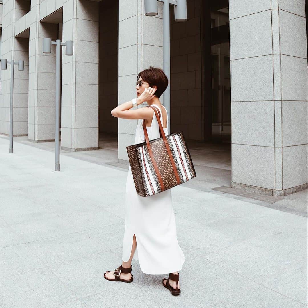 のインスタグラム：「TB🖤 * 阪急で購入した @burberry  のモノグラムトート！ * 1泊の旅行にも便利だし、主人と兼用で☺︎ * メンズとも兼用できる格好良さがある新作のモノグラム、防水性もあるらしく子連れでもガンガン使えるのも嬉しいポイント☺️ * シンプルなサーマルワンピに映えるな♡ * 昨日から全国でも発売してるらしいですす！ * @burberry @riccardotisci17  #ThomasBurberryMonogram  #TBRT」