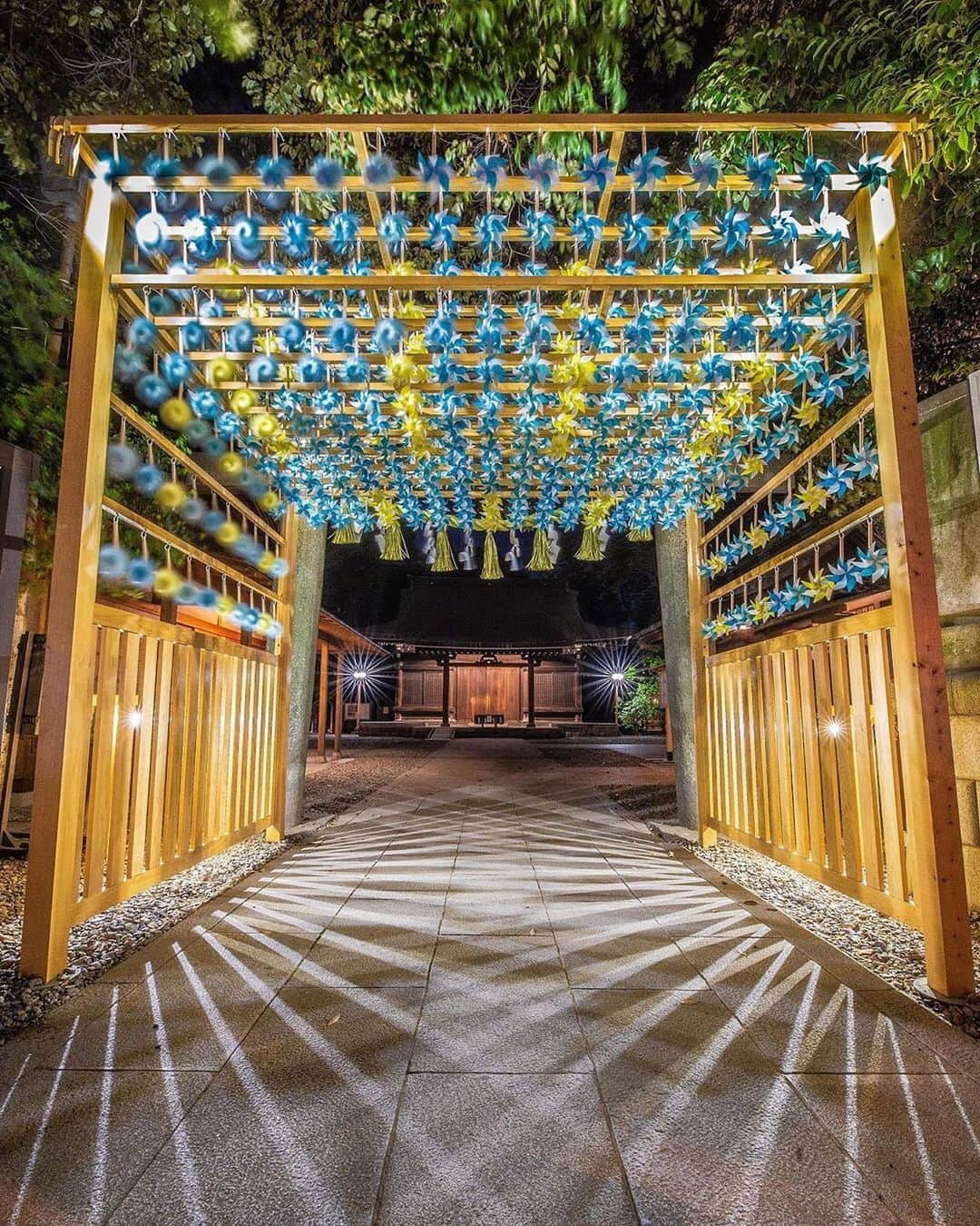 LeTRONC ルトロンさんのインスタグラム写真 - (LeTRONC ルトロンInstagram)「【川越氷川神社 / 埼玉県川越市】﻿ .﻿ 埼玉県川越市にある縁結びで有名な神社「川越氷川神社」の境内に、6月限定でかざぐるまが飾られています🍃⛩﻿ ﻿ 一見すると2色に見えますが、青系の濃淡3色と黄色で4色。初夏から真夏にかけての空と太陽が表現されているそうです。﻿ 風が吹くと一斉にクルクル回る風車は涼しげで、夜になると幻想的な風景になりますね✨﻿ ﻿ ぜひ見に行ってみてくださいね😊﻿ .﻿ 📍埼玉県川越市宮下町2-11-3﻿ .﻿ 📷写真・情報提供：@ttkz_heliosさん﻿ 素敵な投稿をありがとうございます✨﻿ .﻿ \ 一緒にルトロンinstagramを盛り上げませんか？🙋‍♀️ /﻿ #ルトロン で素敵なおでかけ体験をシェアしてくれる方を大募集しています♪投稿内容は、instagramで紹介させていただきます☺️﻿ .﻿ #letronc #japan #saitama #埼玉 #川越 #川越氷川神社 #縁結び神社 #神社巡り #神社 #かざぐるま #風車 #windmill #小江戸川越 #小江戸 #期間限定 #6月限定 #夜景 #nightview #フォトジェニック #photogenic #カラフル #colorful #おでかけ #おでかけスポット #週末おでかけ #埼玉観光 #埼玉散歩 #川越散策」6月21日 18時08分 - letronc.m