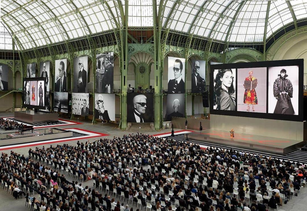 Vogue Parisさんのインスタグラム写真 - (Vogue ParisInstagram)「#KarlForEver Last night, the fashion world gathered to pay an emotional tribute to Karl Lagerfeld at the Grand Palais - a joint celebration organized by Chanel, Fendi and his eponymous label Karl Lagerfeld and conceived by Robert Carsen. Friends of Lagerfeld including Tilda Swinton, Cara Delevingne and Helen Mirren remembered the fashion legend by reading passages from his favorite works, while Pharrell Williams put on a special performance. An exhibition of 56 portraits taken throughout Lagerfeld’s life allowed guests to remember his many talents, from designer to photographer. #karllagerfeld」6月21日 18時09分 - voguefrance