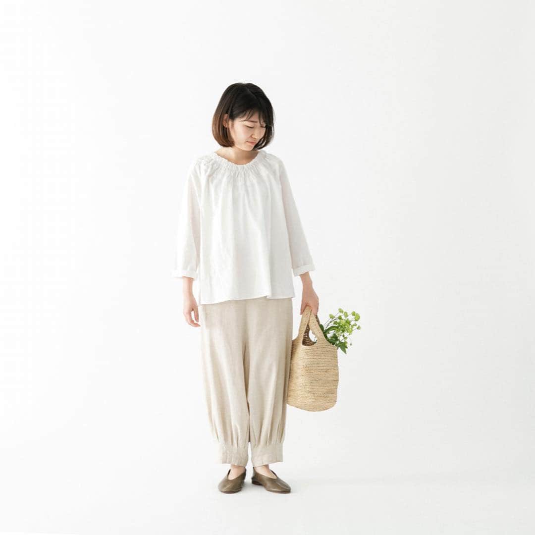 ナチュランさんのインスタグラム写真 - (ナチュランInstagram)「小柄さんにもおすすめ！夏のリラックススタイル﻿﻿ ﻿﻿ どんな洋服でも身長によって見え方は変わりますが、背が高い人にも低い人にもバランスよく着ていただけるスタイルを集めてみました。﻿﻿ ﻿﻿ 合わせるアイテムのデザインやシルエットを選ぶだけで、体型を選ばず、メリハリのある着こなしに。﻿﻿ ご自身の身長や体型で悩んでらっしゃる方にもぜひ参考にしていただけたらと思います。﻿﻿ ﻿﻿ ﻿﻿ -----------﻿﻿﻿﻿﻿﻿﻿﻿ ■レーヨンリネン裾プリーツパンツ［CNN-2A29-1327-B］﻿﻿ 裾にタックプリーツを入れたバルーンパンツです。﻿﻿ ウエストは後ろゴム仕様で、ゆったりとはきやすいのがうれしい。﻿﻿ ﻿﻿ ﻿﻿ -----------﻿﻿﻿﻿﻿﻿﻿﻿ ■立体ポンチョブラウス［CNN-2A28-0547-A］﻿﻿ 脇のないポンチョのようなシルエットが特徴的なブラウスです。﻿﻿ ﻿﻿ ﻿﻿ -----------﻿﻿﻿﻿﻿﻿﻿﻿ ■前後着フリルワンピース［GWS-2A30-1176-C］﻿﻿ サラリとした肌触りに柔らかな質感の綿素材ワンピース。﻿﻿ ﻿﻿ ﻿﻿ ------------------------------﻿﻿﻿﻿﻿﻿﻿﻿ ▶️お買いものは写真内のタグをタップしてくださいね。またはプロフィールからもリンクしています。→@natulan_official﻿﻿﻿﻿﻿﻿﻿﻿ ﻿﻿﻿﻿﻿ ▶️写真内のタグは、販売中でも消えている場合がございます。ぜひ、ナチュランの検索窓から、商品コード又は商品名を、検索してみてくださいね。﻿﻿﻿﻿﻿﻿﻿﻿ ﻿﻿﻿﻿﻿ ▶️プロフィール画面では、季節のおすすめ商品や、再入荷情報をご紹介しています。ぜひ、ご覧くださいませ。→@natulan_official﻿﻿﻿﻿﻿﻿﻿﻿ ﻿﻿﻿﻿﻿﻿﻿﻿ -----------﻿﻿﻿﻿﻿﻿﻿﻿ #lifewear #fashion #今日のコーデ #コーディネート #ファッション #ナチュラル #ナチュラン #natulan #日々の暮らし #暮らしを楽しむ #シンプルライフ #シンプルコーデ #シンプル #夏コーデ #大人女子 #大人コーデ #ナチュラルコーデ #旅の準備 #ワンピース #ワンピースコーデ #サンダル #サンダルコーデ #Cassure #カシュール #&yarn #アンドヤーン #LintuLaulu #リントゥラウル @lintu__laulu @yuri_s2t7」6月21日 18時13分 - natulan_official
