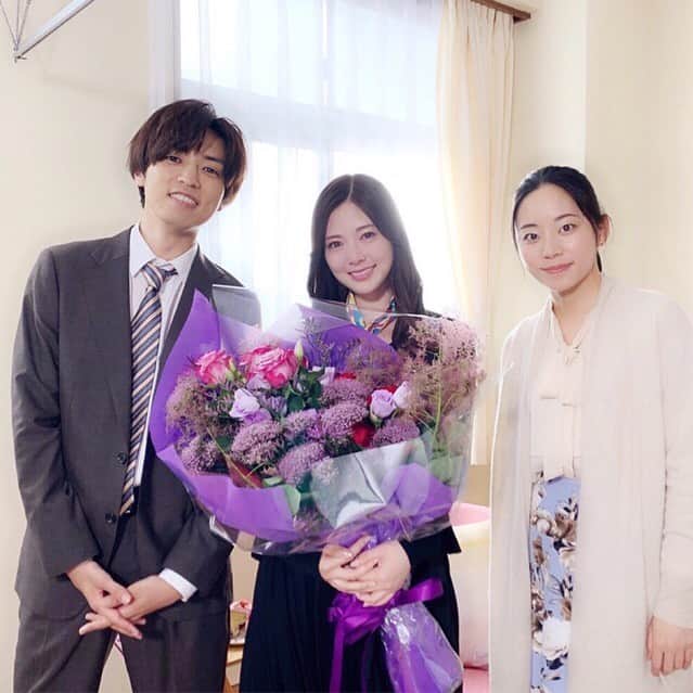 のインスタグラム：「‪里見先生役、乃木坂46の白石麻衣さんのオールアップ時の写真です🥺ウェディングドレスでダッシュしたり、ウソみたいな台詞を叫んだり、まさに体当たりのお芝居、サイコー過ぎました🌈‬ ‪#俺スカ‬ ‪#白石麻衣‬ ‪#目が赤いのは涙のせい‬ ‪#桐山漣‬ ‪#大西礼芳 ‬ ‪#俺スカ最終回明日よる１０時‬」