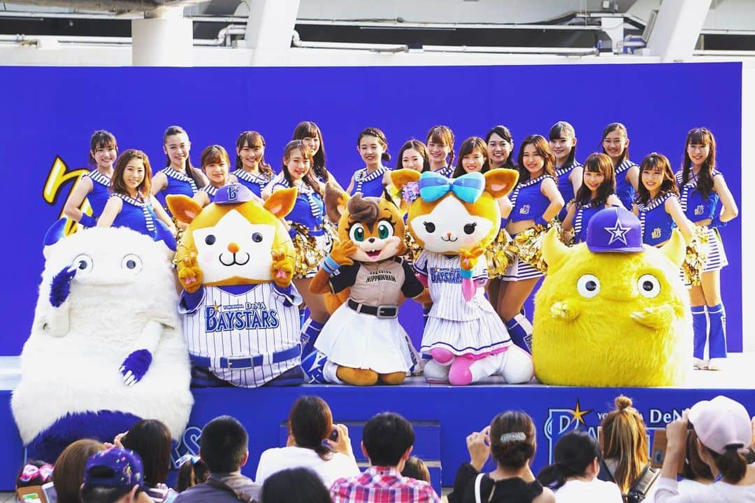 北海道日本ハムファイターズ フレップさんのインスタグラム写真 - (北海道日本ハムファイターズ フレップInstagram)「. ポリりん🐿LOVEりんですっ❤️ 一昨日と昨日の二日間、ポリーははじめて横浜スタジアムに行ってきました🏝 久しぶりにスターマンに会えたよ😆 そして...2013年シーズンデビューの同期🎀キララちゃん🎀に遂に...遂に会えました💕✨💕✨💕✨💕やったー！！！ いろ〜んな女子トークして、リーグは違えど女子マスコットズこれからも頑張って盛り上げていこうね！って誓いあったよ✨ (女の子たちみんなの想いは一緒✨✨✨) バートとチャピーもはじめましてでした💗もふもふもふでした💕 (チャピーはポリーのポンポンがかなり気に入ったみたい😆) ・ dianaのお姉さんたちや、スタジアムスタッフのみなさんもとっても優しくて、親切で、ポリーとても嬉しかったです☺️ ベイスターズファンのみなさんにも「横浜に来てくれてありがとう」ってたくさん声をかけてもらいました❤️ ポリーの方こそ、横浜スタジアムでと〜っても楽しい時間を過ごせて感謝のきもちでいっぱい！ ありがとうございました🎀 横浜、また来たいなぁ✨ ・ そして、辛いとき、苦しいときも変わらずに一生懸命応援してくれるファイターズファンのみんなの声、グラウンドにしっかり届いてたよ！！！👍👍👍 レフトスタンドのみんなの歌声を聞きながら踊るファイターズ讃歌、しあわせでした💗 ・ さ！！そして今日からはドラゴンズ戦だねー🐨 ポリーは明日からナゴヤドームにお邪魔します！名古屋のみなさん、よろしくお願いしまーす✨ ・ 今日もれっつごー❣️ファイターズ❣️❣️❣️(代筆ぽりぃ) 🐿 💗 🐿 💗 🐿 #lovefighters  #驀進 #飛び出せ新時代 #ポリーポラリス #スターマン #キララ #diana #バート #チャピー があまりにも可愛くて #こっそり連れて帰りたかったけど  #ダメだった 🤣🤣🤣 #口だと思ったら鼻だったらしい #しうまいとみかん氷たべたよ #おいしかったよ #上沢投手ずっとずっとまってるから #焦らず治してね」6月21日 18時15分 - frep_the_fox