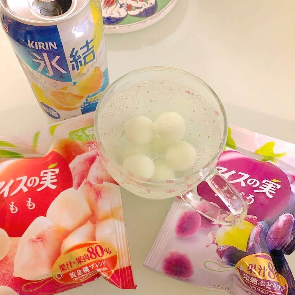 キリンビールさんのインスタグラム写真 - (キリンビールInstagram)「【#氷結 と #アイスの実 夢のコラボ記念🍇🍑🍈】「氷結×アイスの実」のアレンジの写真をいただいたので、ご紹介させていただきます😊﻿ ﻿ ﻿ １枚目﻿ 📷:@zyl_family さん﻿ 🍺:暑い日にはデザートに氷結×アイスの実😍💕﻿ ﻿ 2枚目﻿ 📷:@robin0041 さん﻿ 🍺:3つの味のアイスの実をIN🍇🍑🍈﻿ ﻿ 3枚目﻿ 📷:@mayukofujll さん﻿ 🍺: #氷結レモン にINで爽やかさUP🤩👌﻿ ﻿ 4枚目﻿ 📷:@makiccohan さん﻿ 🍺:アイスの実を旅のおともに😘✈ #旅する氷結﻿ ﻿ ５枚目﻿ 📷:@emiri_bambi さん﻿ 🍺:色々な組み合わせを楽しめます😆👍﻿ ﻿ ﻿ みなさんも氷結とアイスの実の組み合わせ、ぜひ楽しんでみてくださいね！﻿ #きょうのキリン での報告お待ちしています😘﻿ ﻿ ステキな写真をありがとうございました👏﻿ ﻿ #お酒好きと繋がりたい #イン酒タグラム #チューハイ好き #チューハイ好きな人と繋がりたい #チューハイ #缶チューハイ #氷結lovesアイスの実 #コラボ #アイスの実アレンジ #期間限定 #宅のみ #きょうのキリン #キリンビール #キリン #kirin #いんしゅたぐらむ　#チューハイ好き ＃アイス好き #氷結に追い果実 #おうちカフェ #おうち居酒屋 #至福の時間　#スイーツ好きな人と繋がりたい」6月21日 18時15分 - kirin_brewery