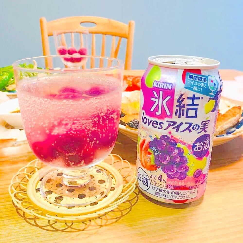 キリンビールさんのインスタグラム写真 - (キリンビールInstagram)「【#氷結 と #アイスの実 夢のコラボ記念🍇🍑🍈】「氷結×アイスの実」のアレンジの写真をいただいたので、ご紹介させていただきます😊﻿ ﻿ ﻿ １枚目﻿ 📷:@zyl_family さん﻿ 🍺:暑い日にはデザートに氷結×アイスの実😍💕﻿ ﻿ 2枚目﻿ 📷:@robin0041 さん﻿ 🍺:3つの味のアイスの実をIN🍇🍑🍈﻿ ﻿ 3枚目﻿ 📷:@mayukofujll さん﻿ 🍺: #氷結レモン にINで爽やかさUP🤩👌﻿ ﻿ 4枚目﻿ 📷:@makiccohan さん﻿ 🍺:アイスの実を旅のおともに😘✈ #旅する氷結﻿ ﻿ ５枚目﻿ 📷:@emiri_bambi さん﻿ 🍺:色々な組み合わせを楽しめます😆👍﻿ ﻿ ﻿ みなさんも氷結とアイスの実の組み合わせ、ぜひ楽しんでみてくださいね！﻿ #きょうのキリン での報告お待ちしています😘﻿ ﻿ ステキな写真をありがとうございました👏﻿ ﻿ #お酒好きと繋がりたい #イン酒タグラム #チューハイ好き #チューハイ好きな人と繋がりたい #チューハイ #缶チューハイ #氷結lovesアイスの実 #コラボ #アイスの実アレンジ #期間限定 #宅のみ #きょうのキリン #キリンビール #キリン #kirin #いんしゅたぐらむ　#チューハイ好き ＃アイス好き #氷結に追い果実 #おうちカフェ #おうち居酒屋 #至福の時間　#スイーツ好きな人と繋がりたい」6月21日 18時15分 - kirin_brewery