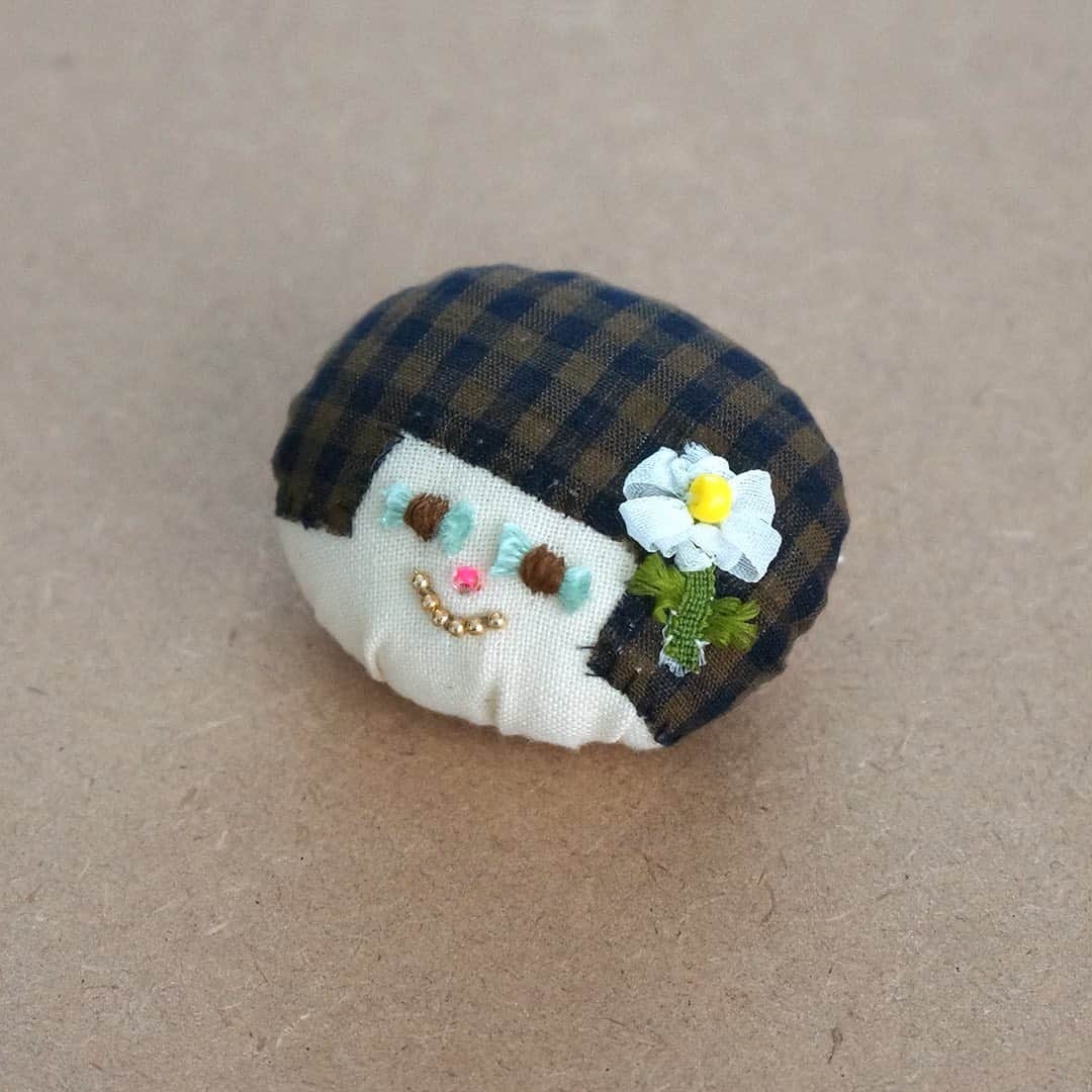 marbleSUD(マーブルシュッド) のインスタグラム：「chiLL chiLLの新作ブローチが届きました。“顔”をモチーフにしたユニークさが魅力の「Faceブローチ」。女の子、クマ、うさぎ、それぞれの顔がおまんじゅうの様なぷっくりとした形になった、なんとも愛らしいブローチです。 ・ デザイナーいわく「クマがイヌに見えたり、うさぎがクマに見えたり、手に取った人が自由に想像を膨らませてくれていいんです。親子で、なんの動物だろうね？なんて会話が広がったら嬉しく思います。」 ・ ハンドメイドならではの微妙な表情の違いもポイント。どれにしょうかな…と、選ぶ楽しさが広がりますね。夏は麦わら帽子に、冬はコートの襟にちょこんと付けるのがおすすめです。 ・ #marblesud #マーブルシュッド #ブローチ #親子 #ファッション #ハンドメイド #大人女子 #ビーズ刺繍」