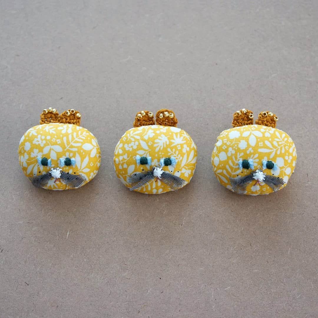 marbleSUD(マーブルシュッド) のインスタグラム：「chiLL chiLLの新作ブローチが届きました。“顔”をモチーフにしたユニークさが魅力の「Faceブローチ」。女の子、クマ、うさぎ、それぞれの顔がおまんじゅうの様なぷっくりとした形になった、なんとも愛らしいブローチです。 ・ デザイナーいわく「クマがイヌに見えたり、うさぎがクマに見えたり、手に取った人が自由に想像を膨らませてくれていいんです。親子で、なんの動物だろうね？なんて会話が広がったら嬉しく思います。」 ・ ハンドメイドならではの微妙な表情の違いもポイント。どれにしょうかな…と、選ぶ楽しさが広がりますね。夏は麦わら帽子に、冬はコートの襟にちょこんと付けるのがおすすめです。 ・ #marblesud #マーブルシュッド #ブローチ #親子 #ファッション #ハンドメイド #大人女子 #ビーズ刺繍 #うさぎ #くま」