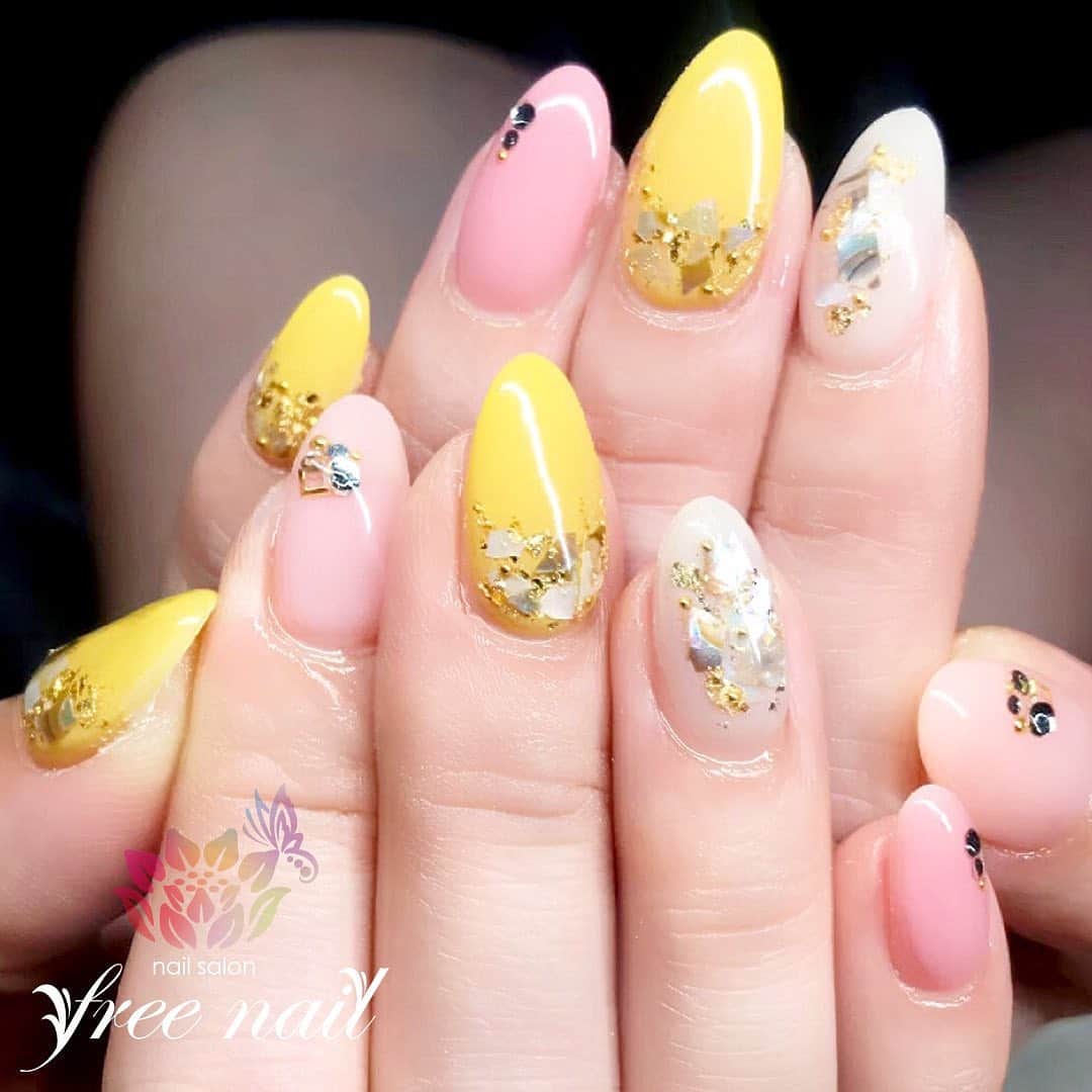 free nail フリーネイルのインスタグラム：「. お客様ネイル💅🏻🌻✨ . ビタミンカラーシェルネイル🐚✨ . クラッシュシェルが爽やかなサマーネイル🌞🌻 . ご来店ありがとうございました🙇🏻‍♀️🙇🏻‍♀️🙇🏻‍♀️💗 . #ネイル #フリーネイル #ネイルアート #ジェルネイル #ネイルサロン #大阪ネイルサロン #ネイルデザイン #ネイルチェンジ #シェルネイル #クラッシュシェル #ストーンネイル #金箔ネイル #ビタミンカラーネイル #イエローネイル #ピンクネイル #デザインネイル #シンプルネイル #トレンドネイル #大人ネイル #夏ネイル #美甲 #日式美甲 #summernails #nailsart #nailsalon #nailsdid #newnails #newnail #freenail」