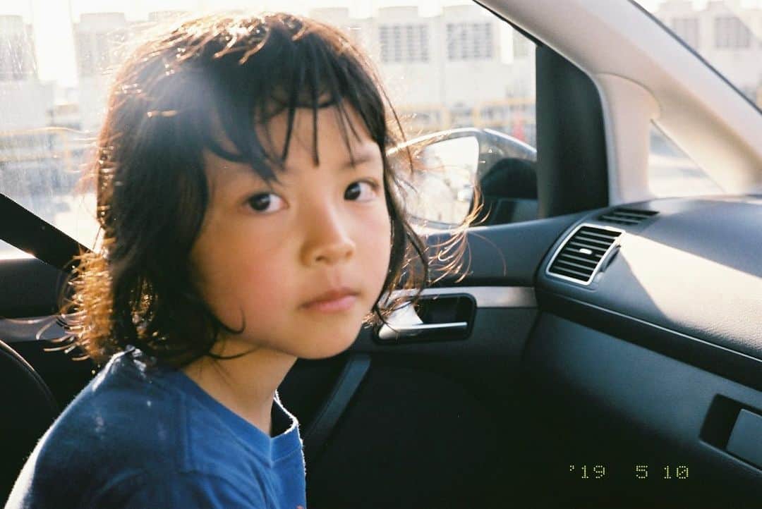 kazuyukikawaharaさんのインスタグラム写真 - (kazuyukikawaharaInstagram)「娘が炭酸のジュースを飲めるようになった。まぁ、飲めるといっても、舌先でチョロチョロ舐めるように飲むので、まるで猫みたい。プール終わりの濡れた髪とメロンソーダ、これはもはや夏。 ・ #KLASSE #fujifilm  #film」6月21日 18時24分 - kazuyukikawahara