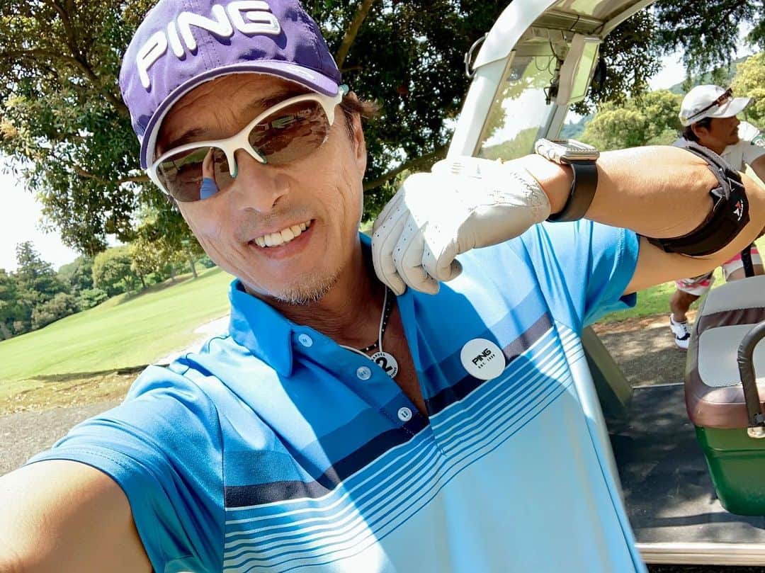 黒田アーサーさんのインスタグラム写真 - (黒田アーサーInstagram)「及川王子、洋子さん、大崎会長、世界の藤島、アーサー、志保の6名からなるUVカッターズゴルフ部⛳️一泊してのゴルフ合宿してきました😊なんと全員がPINGユーザーです❗️😉👍それにしても、及川王子の完全防備は凄いですね🤣 #golf#ping #g410 #pinggolfwear #forsalinkgolfglove #iomicsunglas #bandel #kurodaarthur #美肌王子 #及川王子 #アンコキーヌ #世界の藤島#黒田アーサー#배우 #쿠로다아사#일본배우#골프 #핑골프#ピンゴルフジャパン」6月21日 18時24分 - kuroda_arthur