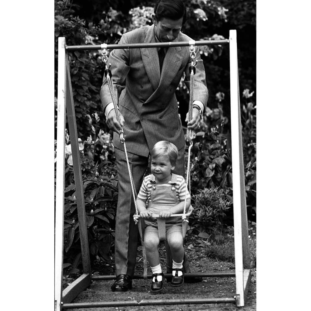 クラレンス邸さんのインスタグラム写真 - (クラレンス邸Instagram)「Happy Birthday to HRH The Duke of Cambridge, who turns 37 today. #HappyBirthdayHRH 🎂  The Prince of Wales and Prince William play in the garden at Kensington Palace, 1984. 📸 PA」6月21日 18時25分 - clarencehouse