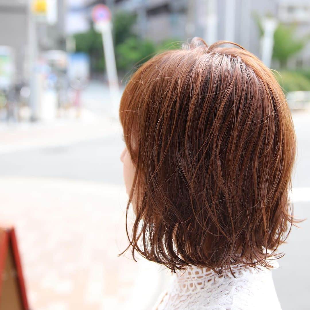 kazutakahamazatoのインスタグラム：「ご自身の結婚式がおわり、バーッサリ切りに来られました。Aさんありがとう！幸も苦も、2人で分け分けしていってくださね✨おめでとう㊗️✨✨ #ボブ  #hair equal #三国美容室 #三国 #キッズルーム #子連れでいける  #hair#hairstyle #スタッフ募集 #縮毛矯正が得意  #コタ #COTA #ヘアケア #駅ちか #美容室 #美容室求人 #美容師募集 #スタイリスト募集 #アシスタント募集 #メンズ  #メンズヘア #ボブ #子供カット #トリートメント  #トキオトリートメント #酸性ストレート  #酸性デジタルパーマ #ヘアドネーション #写真好きな人と繋がりたい」