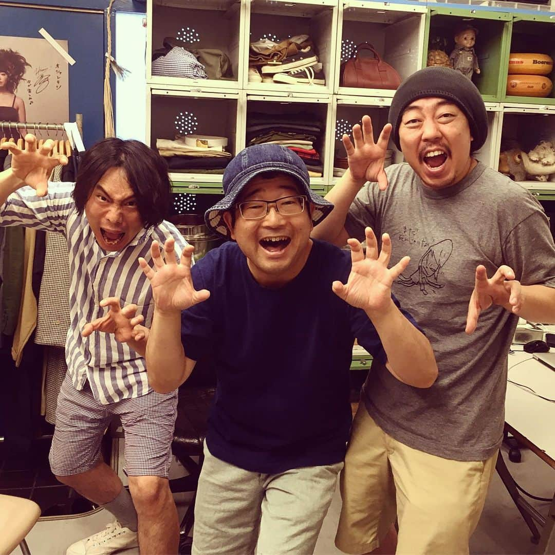 山口隆さんのインスタグラム写真 - (山口隆Instagram)「浅草の名店the three robbersでゴキゲンの三人は誕生日も近いのよ。 永友聖也くんとレキシ池ちゃん先輩と僕。 #thethreerobbers  #レキシ池ちゃん先輩  #永友聖也くん #ゴジラの真似をしてます」6月21日 18時29分 - yamaguchi_sbm