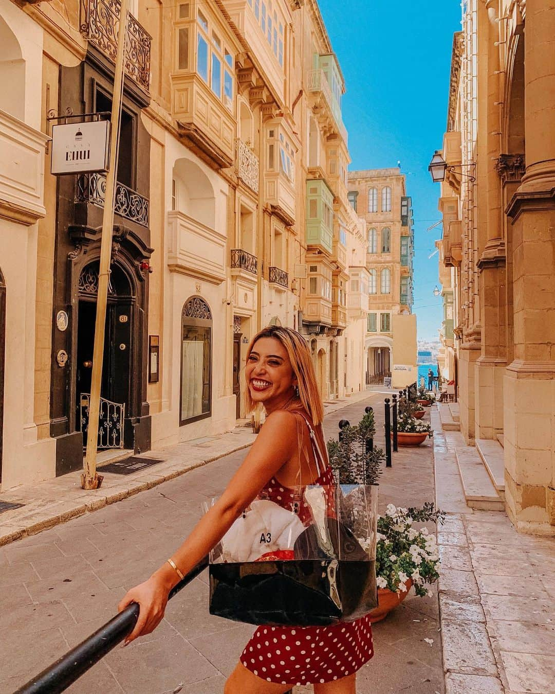 植野有砂さんのインスタグラム写真 - (植野有砂Instagram)「Studying English in Malta 🇲🇹❤️今週から2週間マルタ留学してます😉初めての2週間留学！初めてだらけで本当に毎日楽しい！！ 学校は @efjapan に通っています！EFは大手なだけあってカリキュラムも最高だし、施設もすごいし、なんと言ってもこの生徒数なのに全員に抜かりないホスピタリティで人に勧められずには居られない😳詳しいことは後日YouTubeにあっぷします！そして寮(レジデンス)に泊まってるのだけどルームツアーのビデオYouTubeに載せたので気になる方は是非見てね！👍🏻 #マルタ留学 #malta」6月21日 18時32分 - alisaueno