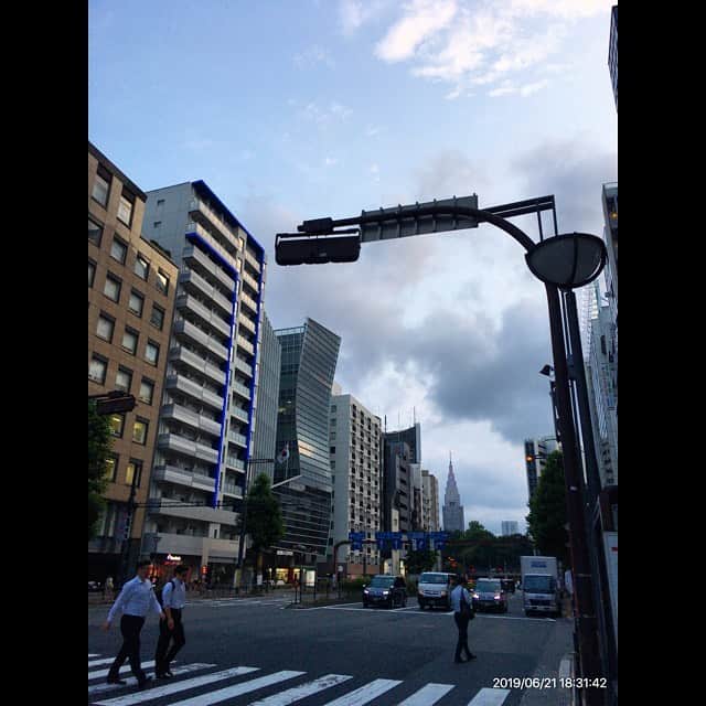 森田繁のインスタグラム：「夏至はさすがに日が長い。ふだんなら四谷三丁目駅へ直行だけど、涼しくなったことでもあるし膝のリハビリもかねて新宿まで歩いていくかな。」