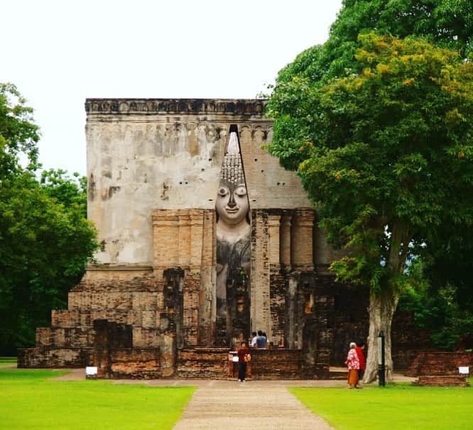 タイ国政府観光庁さんのインスタグラム写真 - (タイ国政府観光庁Instagram)「今週も1週間お疲れ様でした✨﻿ ﻿ 世界遺産スコータイ歴史公園の「ワット・シー・チュム」の写真をお届けします📸﻿ ﻿ 「ワット・シー・チュム」城壁の西北に位置する寺院で、スコータイを象徴する「アチャナ仏」が祀られています。高さ15メートルの「アチャナ仏」は圧巻😲﻿ ﻿ 皆様、よい週末をお過ごし下さい✨﻿ ﻿ #お疲れ様でした #タイ #スコータイ #スコータイ歴史公園 #ワットシーチュム #アチャナ仏 #世界遺産 #タイ寺院 #こんなタイ知らなかった #もっと知りタイ #タイ旅行 #スコータイ旅行 #旅好きな人と繋がりたい #旅行好きな人と繋がりたい #海外旅行 #ファインダー越しの私の世界 #thailand #sukhothai #watsrichum #temple #worldheritage #amazingthailand #thailandtravel #thailandtrip #thai #thaistagram #lovethailand﻿ ﻿」6月21日 18時45分 - amazingthailandjp