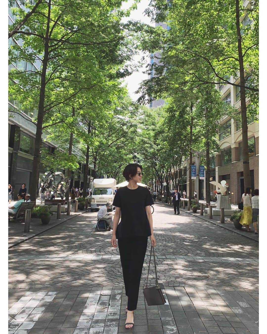 23区さんのインスタグラム写真 - (23区Instagram)「#23KU_DAYS 🚶‍♂️﻿to TOKYO MARUNOUCHI﻿﻿ ﻿﻿﻿ この夏着たい、オフィスカジュアル🌻﻿﻿ シワのつきにくい素材のテーパードパンツは、﻿ オフィススタイルにもおすすめしたい優秀アイテム。﻿ ジョーゼットの程よいフォーマル感が、シーンを問わず好印象に❣️﻿ ﻿ ﻿ ﻿﻿﻿ -------------------------------------------------﻿﻿ RAFFINATA BAG﻿﻿﻿ イニシャルチャーム刻印キャンペーン﻿﻿ ﻿﻿﻿ 柔らかなイタリア製のシュリンクレザーを使用した﻿﻿﻿ "RAFFINATA"のショルダーバッグ。﻿﻿﻿ 同じレザー素材のチャームに、お好きなイニシャルを選んで刻印できるカスタマイズキャンペーンを実施中。﻿﻿ ﻿﻿﻿ 期間:6/14 fri〜27 thu﻿﻿﻿ お渡し予定日:8月上旬予定﻿﻿﻿ -------------------------------------------------﻿﻿﻿﻿ ﻿﻿﻿﻿ #23区 #23區 #MYSTANDARD23 ﻿﻿﻿﻿﻿ #東京 #丸の内 #tokyo﻿ #RAFFINATA #ラフィナータ #バッグ #ショルダーバッグ #フレアブラウス #ブラウスコーデ #通勤スタイル #通勤ファッション#コーデ #パンツコーデ #ベーシックコーデ #モノトーン #モノトーンコーデ #シンプルコーデ #ブラックコーデ #ワントーンコーデ #fashion #style #ootd #code #coordinate ﻿」6月21日 18時38分 - 23ku_official