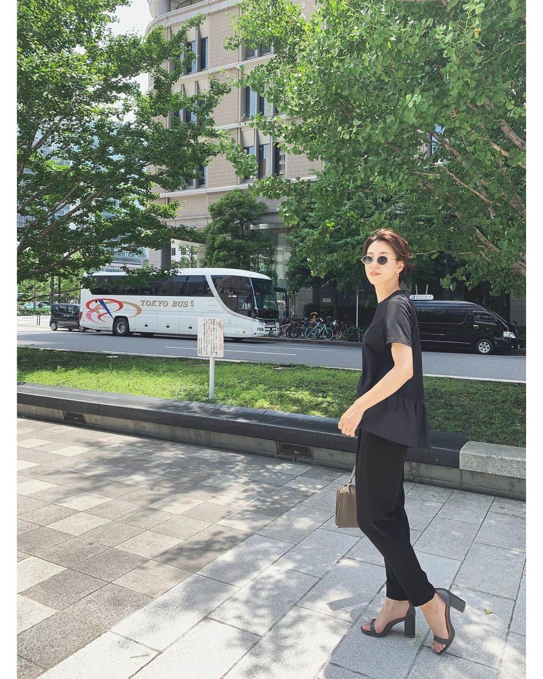 23区さんのインスタグラム写真 - (23区Instagram)「#23KU_DAYS 🚶‍♂️﻿to TOKYO MARUNOUCHI﻿﻿ ﻿﻿﻿ この夏着たい、オフィスカジュアル🌻﻿﻿ シワのつきにくい素材のテーパードパンツは、﻿ オフィススタイルにもおすすめしたい優秀アイテム。﻿ ジョーゼットの程よいフォーマル感が、シーンを問わず好印象に❣️﻿ ﻿ ﻿ ﻿﻿﻿ -------------------------------------------------﻿﻿ RAFFINATA BAG﻿﻿﻿ イニシャルチャーム刻印キャンペーン﻿﻿ ﻿﻿﻿ 柔らかなイタリア製のシュリンクレザーを使用した﻿﻿﻿ "RAFFINATA"のショルダーバッグ。﻿﻿﻿ 同じレザー素材のチャームに、お好きなイニシャルを選んで刻印できるカスタマイズキャンペーンを実施中。﻿﻿ ﻿﻿﻿ 期間:6/14 fri〜27 thu﻿﻿﻿ お渡し予定日:8月上旬予定﻿﻿﻿ -------------------------------------------------﻿﻿﻿﻿ ﻿﻿﻿﻿ #23区 #23區 #MYSTANDARD23 ﻿﻿﻿﻿﻿ #東京 #丸の内 #tokyo﻿ #RAFFINATA #ラフィナータ #バッグ #ショルダーバッグ #フレアブラウス #ブラウスコーデ #通勤スタイル #通勤ファッション#コーデ #パンツコーデ #ベーシックコーデ #モノトーン #モノトーンコーデ #シンプルコーデ #ブラックコーデ #ワントーンコーデ #fashion #style #ootd #code #coordinate ﻿」6月21日 18時38分 - 23ku_official