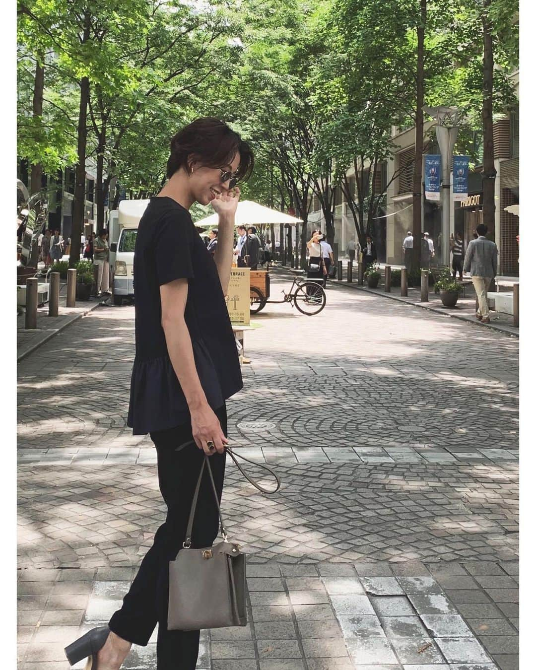 23区さんのインスタグラム写真 - (23区Instagram)「#23KU_DAYS 🚶‍♂️﻿to TOKYO MARUNOUCHI﻿﻿ ﻿﻿﻿ この夏着たい、オフィスカジュアル🌻﻿﻿ シワのつきにくい素材のテーパードパンツは、﻿ オフィススタイルにもおすすめしたい優秀アイテム。﻿ ジョーゼットの程よいフォーマル感が、シーンを問わず好印象に❣️﻿ ﻿ ﻿ ﻿﻿﻿ -------------------------------------------------﻿﻿ RAFFINATA BAG﻿﻿﻿ イニシャルチャーム刻印キャンペーン﻿﻿ ﻿﻿﻿ 柔らかなイタリア製のシュリンクレザーを使用した﻿﻿﻿ "RAFFINATA"のショルダーバッグ。﻿﻿﻿ 同じレザー素材のチャームに、お好きなイニシャルを選んで刻印できるカスタマイズキャンペーンを実施中。﻿﻿ ﻿﻿﻿ 期間:6/14 fri〜27 thu﻿﻿﻿ お渡し予定日:8月上旬予定﻿﻿﻿ -------------------------------------------------﻿﻿﻿﻿ ﻿﻿﻿﻿ #23区 #23區 #MYSTANDARD23 ﻿﻿﻿﻿﻿ #東京 #丸の内 #tokyo﻿ #RAFFINATA #ラフィナータ #バッグ #ショルダーバッグ #フレアブラウス #ブラウスコーデ #通勤スタイル #通勤ファッション#コーデ #パンツコーデ #ベーシックコーデ #モノトーン #モノトーンコーデ #シンプルコーデ #ブラックコーデ #ワントーンコーデ #fashion #style #ootd #code #coordinate ﻿」6月21日 18時38分 - 23ku_official