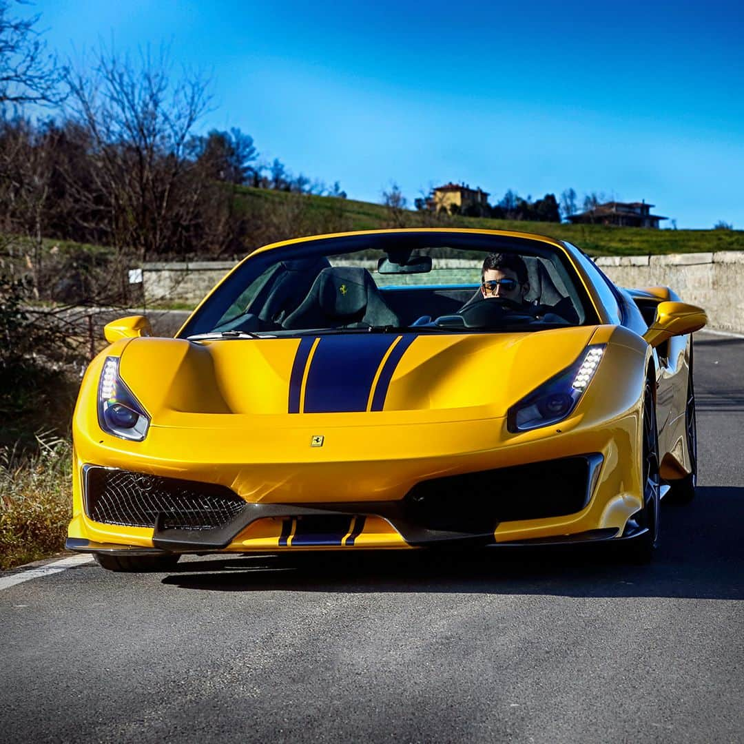 フェラーリさんのインスタグラム写真 - (フェラーリInstagram)「The en-plein-air experience is redefined with a model made for tackling any road and satisfying a need for speed. #Ferrari488PistaSpider #Ferrari #DrivingFerrari #CarsWithoutLimits」6月21日 18時40分 - ferrari