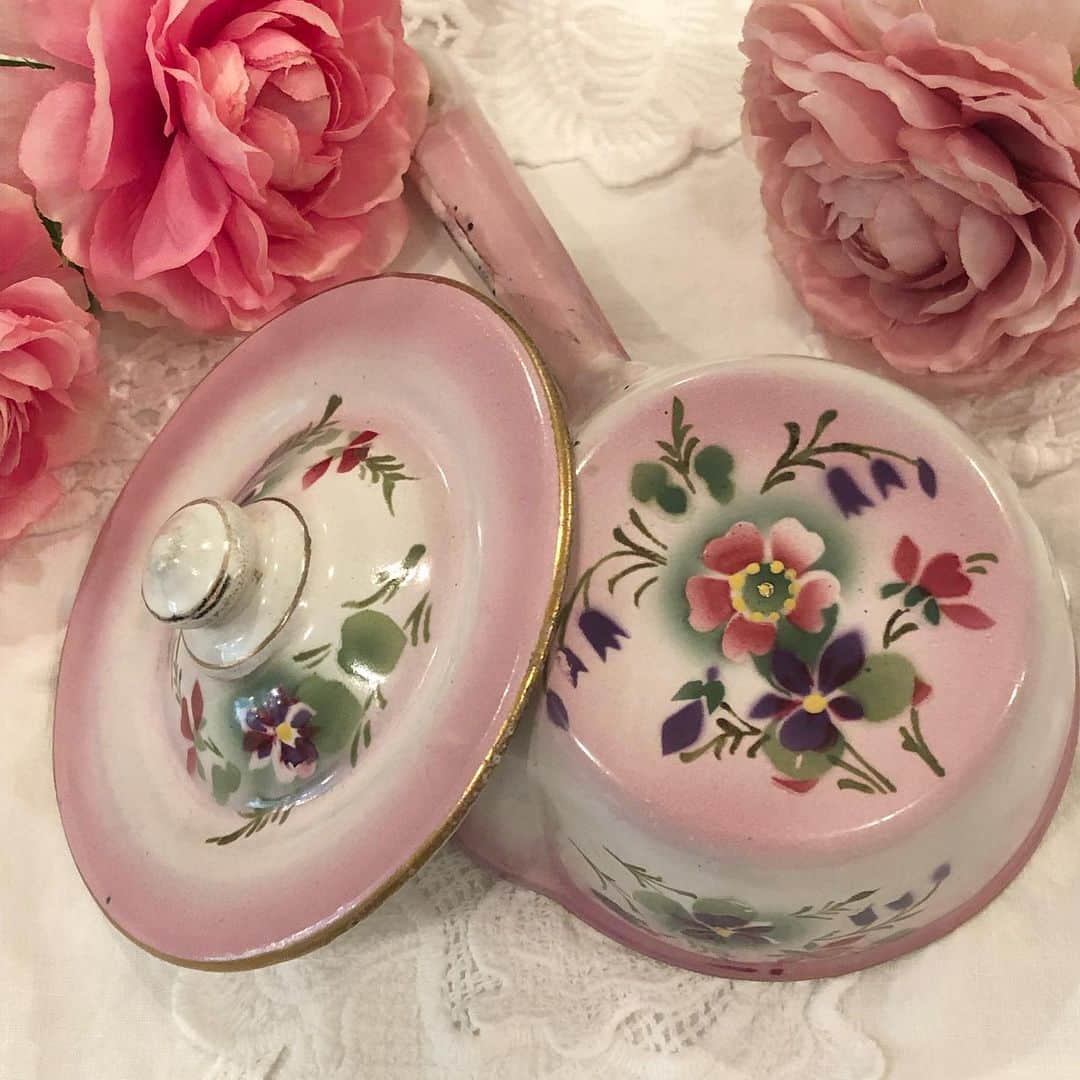 稚野鳥子さんのインスタグラム写真 - (稚野鳥子Instagram)「小さめなホーロー片手鍋です。 やはり華があって素敵ですね♡ #brocante #toricoloreshop #フランスアンティーク #アンティークショップ #恵比寿 #アンティークのある暮らし #フレンチカントリー #アンティークホーロー #emaille #enamelware #graniteware #片手鍋 #ホーロー」6月21日 18時40分 - toricolore_shop