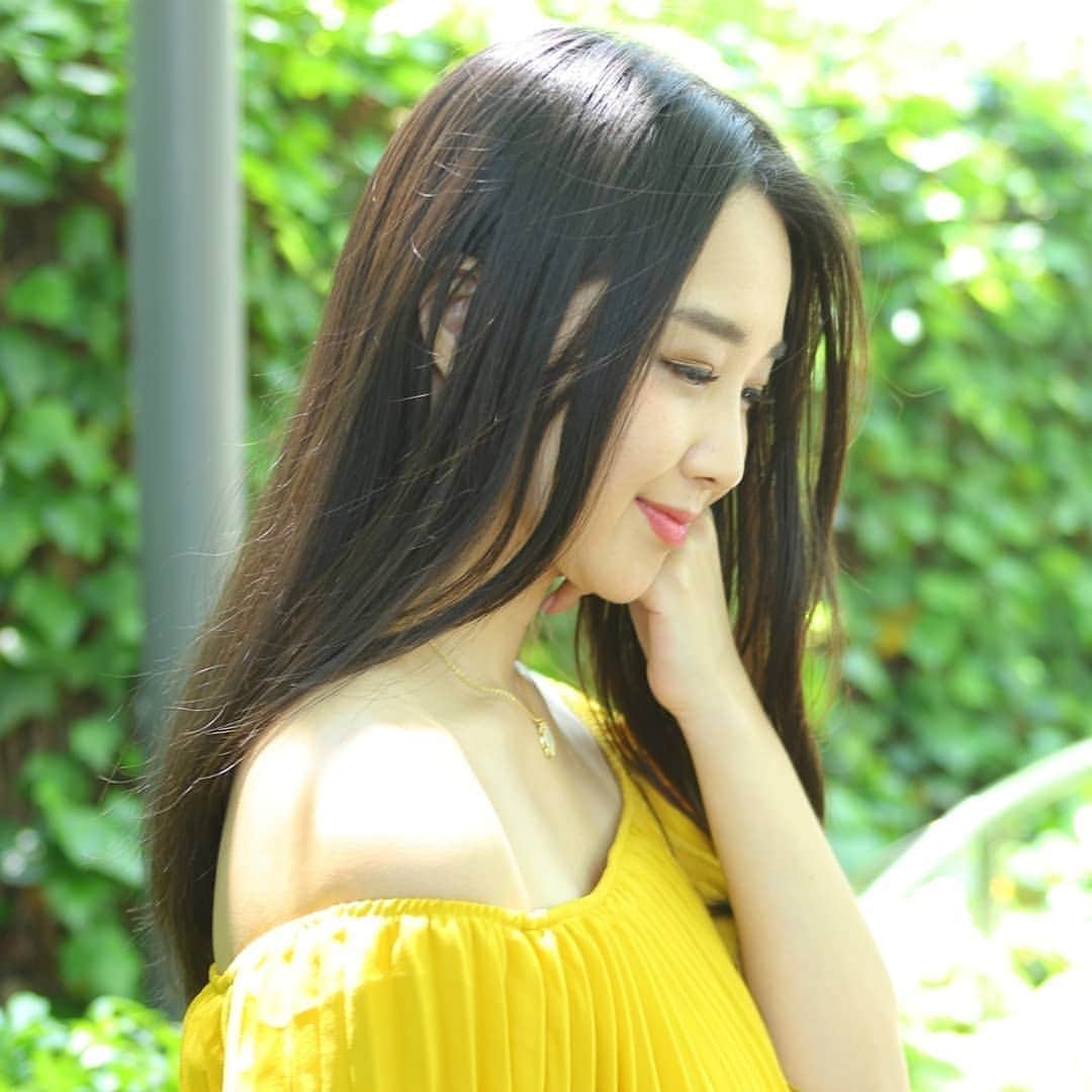 Miyu Toyonagaのインスタグラム：「🌥️Some days it rains/snows,some days it shines. My regular  haircare oil is by @kerastase_official Shiny  Days, Shiny Hair. #NourishYourDreams#nutritive」