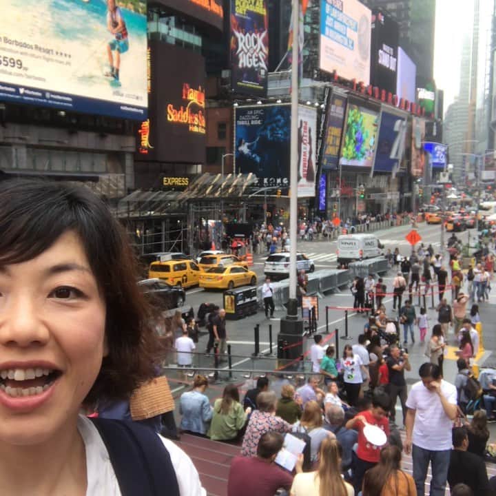 小谷あゆみのインスタグラム：「初めてのニューヨークーー！ #timessquare に来たーー‼️ #食べあるキングinニューヨーク」