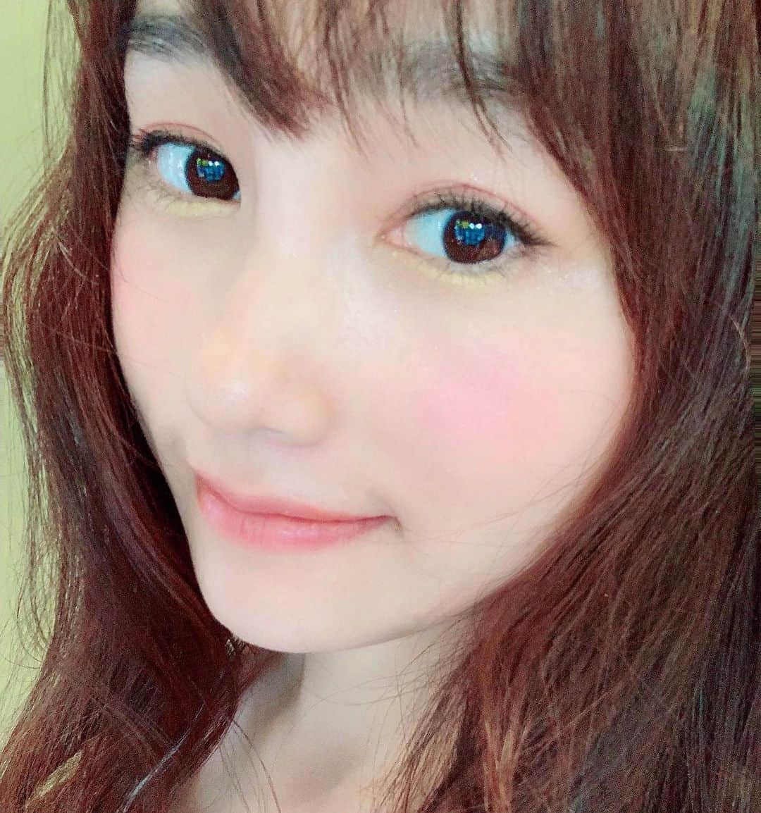 野村日香理さんのインスタグラム写真 - (野村日香理Instagram)「今日の撮影メイク♡ 新作コスメで夏メイク🍉アリュードシングルアイシャドウのイエロー（05）とオレンジ（06）可愛いよ〜🧡🍍⇨ @dazzshop_official  #撮影中#夏#dazzshop#dazzshopメイク#メイクアップ#アイメイク」6月21日 18時42分 - nomura.hikari