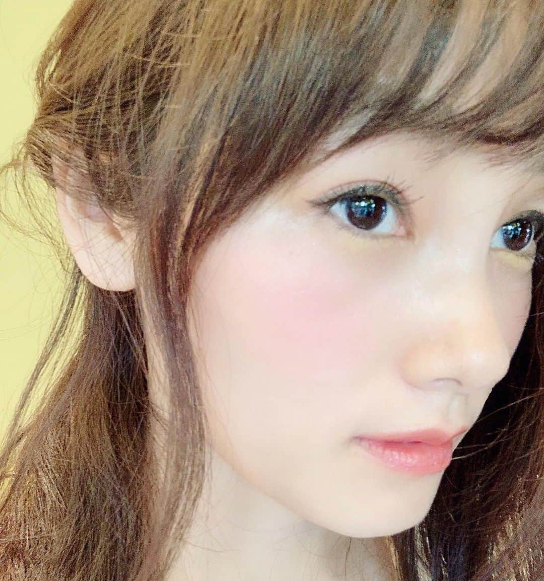 野村日香理さんのインスタグラム写真 - (野村日香理Instagram)「今日の撮影メイク♡ 新作コスメで夏メイク🍉アリュードシングルアイシャドウのイエロー（05）とオレンジ（06）可愛いよ〜🧡🍍⇨ @dazzshop_official  #撮影中#夏#dazzshop#dazzshopメイク#メイクアップ#アイメイク」6月21日 18時42分 - nomura.hikari