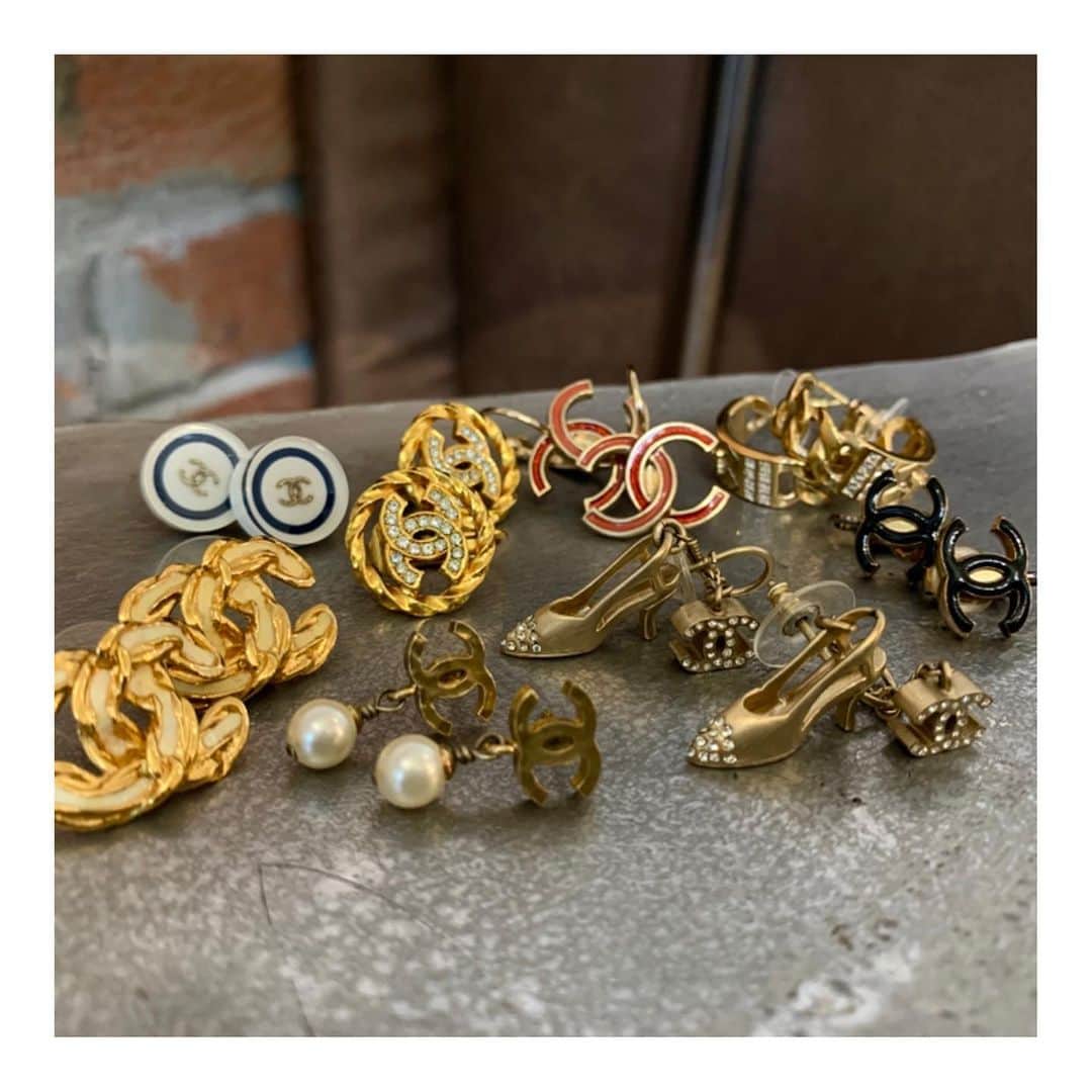 のインスタグラム：「-hirob-﻿﻿ new arrival﻿﻿ vintage chanel earrings﻿ ﻿﻿ ハイヒールデザインをはじめ、ヴィンテージシャネルのピアス・イヤリングが取り扱い店舗に入荷しました！﻿ ﻿﻿ #hirob﻿﻿ #baycrews﻿﻿ #newarrival﻿ #chanelaccessories﻿﻿ #vintagechanel﻿ ﻿#chanel﻿ ﻿ #ヒロブ﻿﻿ #ベイクルーズ﻿﻿ #シャネルアクセサリー﻿﻿ #ヴィンテージシャネル﻿ #シャネル﻿」