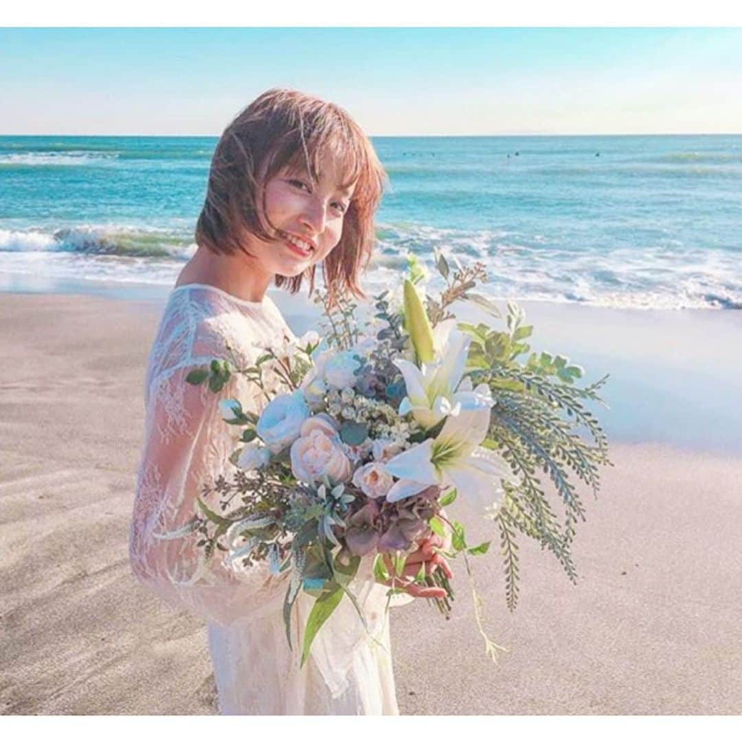 プレ花嫁の結婚式準備アプリ♡ -ウェディングニュースさんのインスタグラム写真 - (プレ花嫁の結婚式準備アプリ♡ -ウェディングニュースInstagram)「ボリューミーでおしゃれなブーケ5選💐✨ . @weddingnews_editor まいにち150記事を配信♩アプリもよろしくね💕 . . . 📷本日のカバーPhoto🕊♩+ﾟ* . . @moani.special_life さん💕 . . どれもボリューミーでおしゃれなmoani.special_lifeさんのブーケ💐 . カバーは青い #ビーチ に映える鮮やかな #ブーケ です🌈 . #海外挙式 のようなバサッと横に広がったブーケで存在のある大きなお花やたくさんのグリーンがとても素敵ですよね💓 . moani.special_lifeさんのオーダーメイドブーケは #アーティシャルフラワー なので式後は #インテリア として飾る事もでき、何度も相談や確認をしてもらいながら作るとても特別感のあるブーケなんですよ😊💕 . ぜひスワイプ👉🏻してほかのブーケもチェックしてみてくださいね💕 . . . . ❤️【WeddingNews情報】❤️ . . 本日新着のオススメ記事をご紹介します✨ . . ①リアルな感想伝えます！卒花が結婚準備で大変だったこと&アドバイス♡💕《お金・段取り》 . . ②人前式で使いたい♡誓いの言葉文例20選と作り方💕《演出》 . . ③ゆるふわお団子がキュートすぎる♡ナチュラルな花嫁ヘア💕《ビューティー》 . . ④保存版おしゃれなガーランドのデザイン＆作り方まとめ♡💕《DIY》 . . ⑤可愛すぎて悩んじゃう♡ディズニーネイルデザイン50選♩💕《ビューティー》 . . . ※《》は記事のあるカテゴリー名❤️ . などなど、その他にも新着記事が配信中💕 アプリダウンロードがまだお済みでない方は是非 @weddingnews_editor のURLからダウンロードしてみてくださいね💕 . . . ＼📷投稿お待ちしています／ . 花嫁はもちろん、業者さんも大歓迎✨ アナタのお写真をご紹介してもOKという方は、ぜひ #ウェディングニュース にお写真を投稿してください💕 . . ⬇︎関連アカウント⬇︎ . 💒式場検索 【 @weddingnews_concierge 】 👰マイレポ花嫁 【 @weddingnews_brides 】 . . その他、編集部からの連絡専用 @weddingnews_contact や、スタッフ個人の連絡用として @WN_xxxx（xxxは個人名）があります💕 . ………………………………………… ❤️WeddingNewsとは？ . . 花嫁のリアルな”声”から生まれた 花嫁支持率No1✨スマホアプリです📱💕 . . 🌸知りたい… #結婚式準備 に役立つ記事を毎日150件配信中♩ . 🌸見たい… インスタの #ウェディング 系投稿TOP100が毎日チェックできる＊IG画像の複数ワード検索も可♩ . 🌸叶えたい… #結婚式 関連の予約サイトが大集合♩ . 🌸伝えたい… 自分の結婚式レポ『マイレポ』が簡単に作れる♩先輩花嫁のレポが読める♩ . . @weddingnews_editor のURLからDLしてね✨ . . . #花嫁 #ウエディング #プレ花嫁 #プレ花嫁準備 #2020春婚  #2019夏婚 #2019秋婚 #2019冬婚 #全国のプレ花嫁さんと繋がりたい #婚約 #プロポーズ  #入籍 #ウェディングブーケ #装花 #ハワイ挙式 #花嫁diy #ハンドメイド #花のある暮らし #フラワーアレンジメント #花束」6月21日 18時48分 - weddingnews_editor