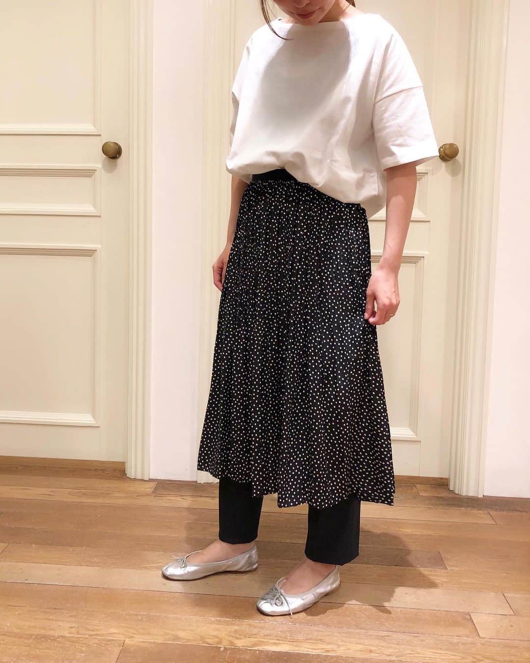 DRESSTERIORさんのインスタグラム写真 - (DRESSTERIORInstagram)「ご好評を頂いておりますデシンドットワッシャープリーツスカートは丈が2種類がございます。﻿ ひざ下丈（70cm）のタイプとミディ丈（83cm）のタイプ。﻿ ﻿ こちらのスタッフは身長155cmで、ひざ下丈タイプを着用しております。﻿ ﻿﻿﻿ ☑︎詳細はショッピングタグをタップ👆﻿﻿﻿﻿ ﻿﻿﻿ ﻿ #dressterior #ドレステリア」6月21日 18時52分 - dressterior_official
